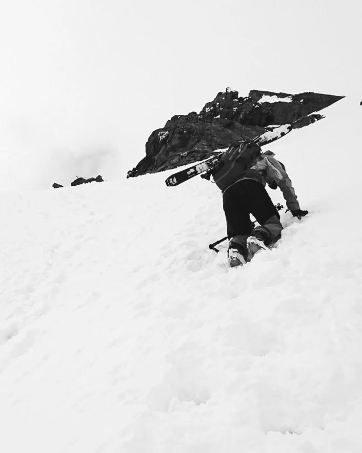 Wenn du deine Ziele nicht erreichst, wähle einen neuen Weg dorthin, aber ändere nicht dein Ziel🍀
.
.
#tb #steep #skitouring #steilistgeil #tirol #alpinism #skibergsteigen #skiingislife #goodmemories #skimo #skimountaineering #nature #explore #gloverevolution #puremountain #mountains #mountainlove #berge #winter #snow