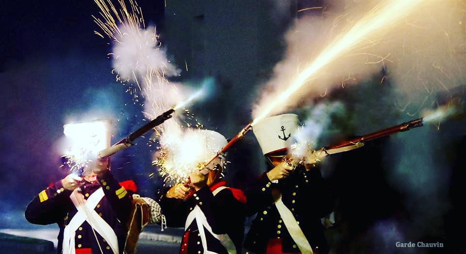 Lors d'une commémoration au Portugal, à Arouca, les membres de l'association ont "reproduit" une bataille de nuit. En #1809, les habitants de la petite ville et les religieuses fuirent à l'arrivée des #soldats français.
#history #livinghistory #histoire #costumedepoque #costumehistory #reconstitutionhistorique #marine #navy #imperialnavy #reenactment #reenting #reenactor #napoleonbonaparte #napoleonicsoldiers #soldiers #artillerie #french #arméefrançaise #premierempire #bataille #night #grandearmée #grandearmee