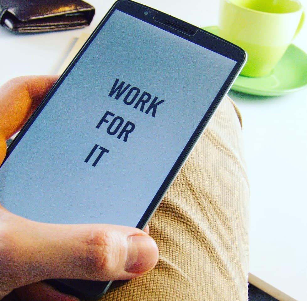 Le nostre porte della percezione, ossia il setaccio attraverso cui filtriamo le nostre esperienze, sono date dai nostri sistemi rappresentazionali: visivo, auditivo e cinestesico. Le nostre convinzioni si avvalgono dei nostri sistemi di rappresentazione per percepire la realtà. Non solo, da essa le convinzioni ne sono plasmate. Spesso si sente dire che "la mappa non è il territorio", questo significa che la mappa la costruiamo sulla base delle informazioni percepite e che arrivano al cervello. Ma è solo un’interpretazione che noi diamo della realtà ed è mediata da tanti fattori. Possiamo dire che la nostra mappa del territorio coincide con la consapevolezza che abbiamo di noi stessi e del mondo. Tanto più acquisiamo consapevolezza tanto più la nostra mappa tenderà a coincidere col territorio.
Il fatto che la nostra realtà sia data da un processo interpretativo non dovrebbe quindi limitare la nostra azione e il nostro potenziale. Possiamo aggiungere consapevolezza nella nostra vita e modificare quella mappa, creando esperienze diverse e nuove convinzioni.
Solo a quel punto esprimiamo veramente chi siamo e lo facciamo solo se siamo liberi da convinzioni limitanti, paure, blocchi.
Psych-k® ci aiuta proprio a fare questo: elimina i blocchi, ci aiuta a modificare la nostra percezione aiutandoci a trasformare le nostre paure e acquisire maggiore consapevolezza di noi stessi, liberando il nostro potenziale.
Contattami per qualsiasi informazione.
.
.
.
.
.
#crescitapersonale #cominciamoalmeglio #obiettivi #consapevolezza #valori #crescita #coscienza #cagliari #instacagliari #autostima #sardegna #sardinia #instasardegna #coachingcagliari #coachingsardegna #emozioni