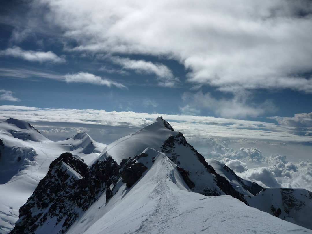 Un lointain souvenir ! Été 2010, 4400m, quelque part sur l'arête du Lyskamm. Au loin sur la gauche, au sommet de la pointe Gnifetti, le refuge Margherita (4554m) que nous atteindrons plus tard cette semaine là, surplombe ce massif grandiose !🙏 #lyskamm #montrose #monterosa #zermatt #alpsmountains #mountains