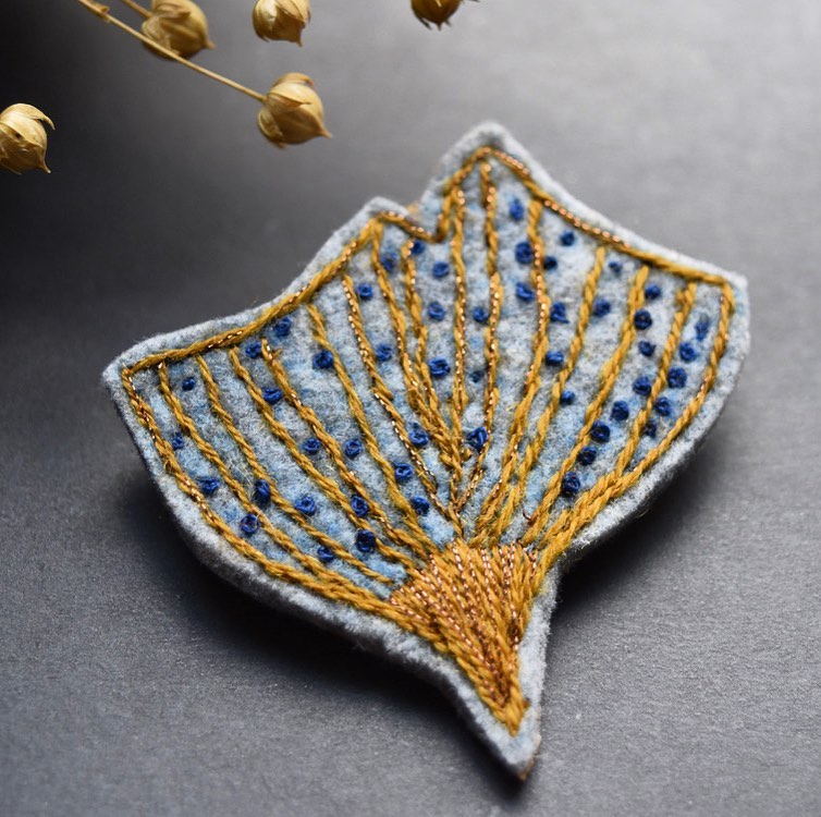 Il est tout beau, tout doux... il a plus les couleurs de l’automne que de notre printemps tardif.
Il est toujours aussi rempli de bonnes énergies pour accueillir le nouveau.
Ce dernier Ginkgo est à adopter sur ma boutique en ligne : www.mademoisellelou.net/shop
Le lien est dans ma bio s’il vous fait signe...
#embroiderybrooch #madeinbelgium #madeinbrussels #broderie #faitmain #teinturesauvage #ginkgo #hope #fiberartist #borduren