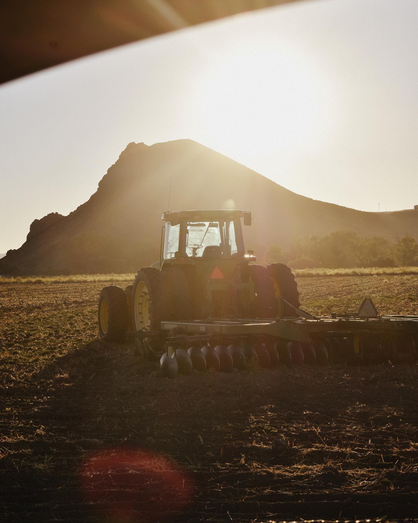 harvest sunset near the malheur county butte!
.
.
.
.
.
#gotonions #onion #onionbusiness #onionbiz #harvest #harvest2022 #harvest22 #farmlife #farmfluencer #onionexporter #processing #tractor #tractors #partnersproduceinc