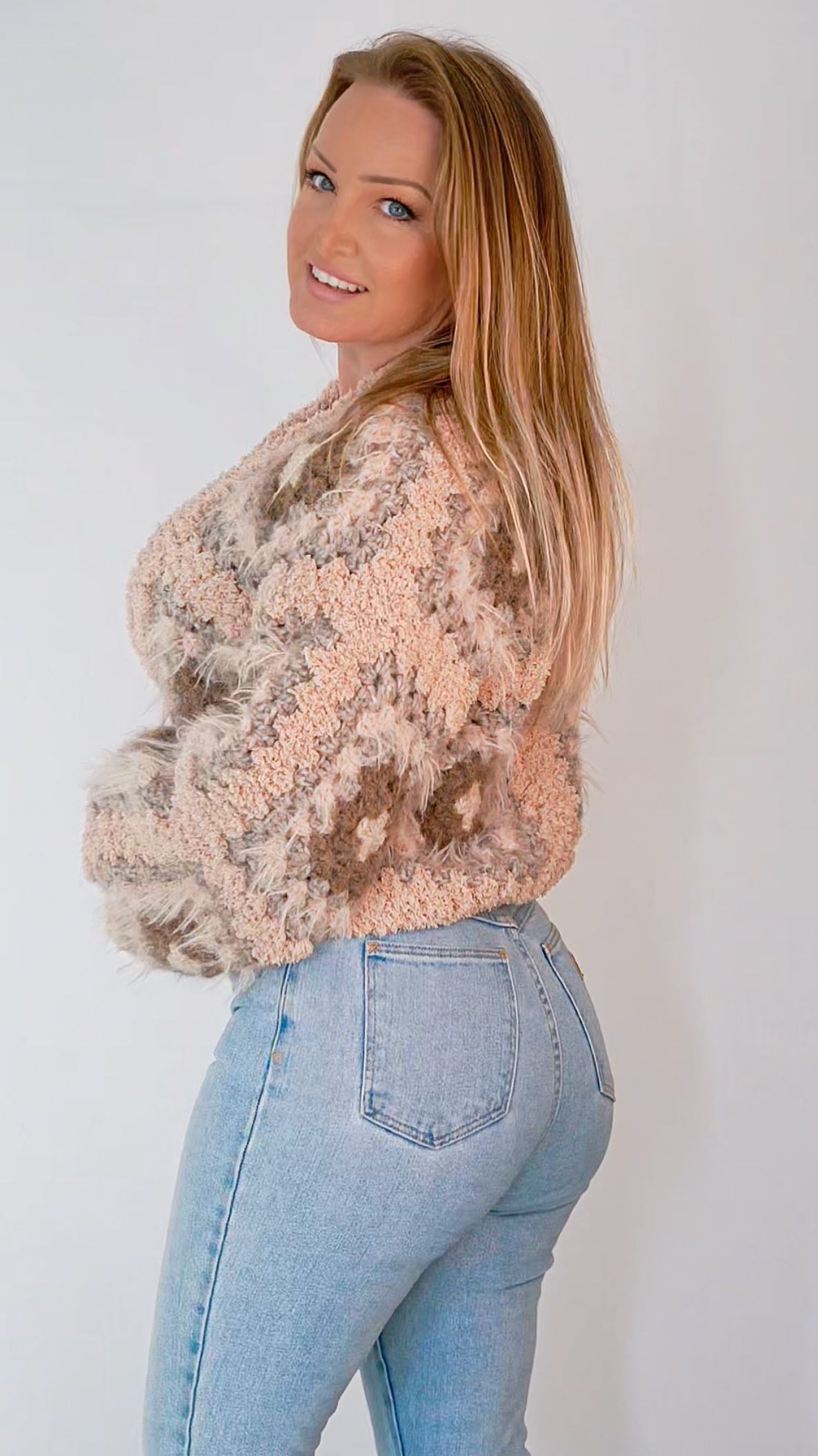THE NUVÉ CARDIGAN — Beige
Handmade with love, designed to be worn..
Crafted from a harmonious blend of baby alpaca, merino wool, and cotton, The Nuvé Cardigan wraps you in warmth without weight. Sixteen hand-crocheted granny squares come together in a relaxed, open-front silhouette — timeless, effortless, and deeply tactile.
Worked in soft beige tones flowing from light sand and greige to subtle hints of milk chocolate, this version feels grounded, natural, and endlessly wearable.
Made to order, in the color story that’s uniquely yours 🤍
#hallestamdesign #thenuvécardigan #quietluxury #handcrocheted #slowfashion #timelessknitwear #artisanmade #luxuryknit #neutralstyle #elevatedessentials #thoughtfuldesign #modernwardrobe
