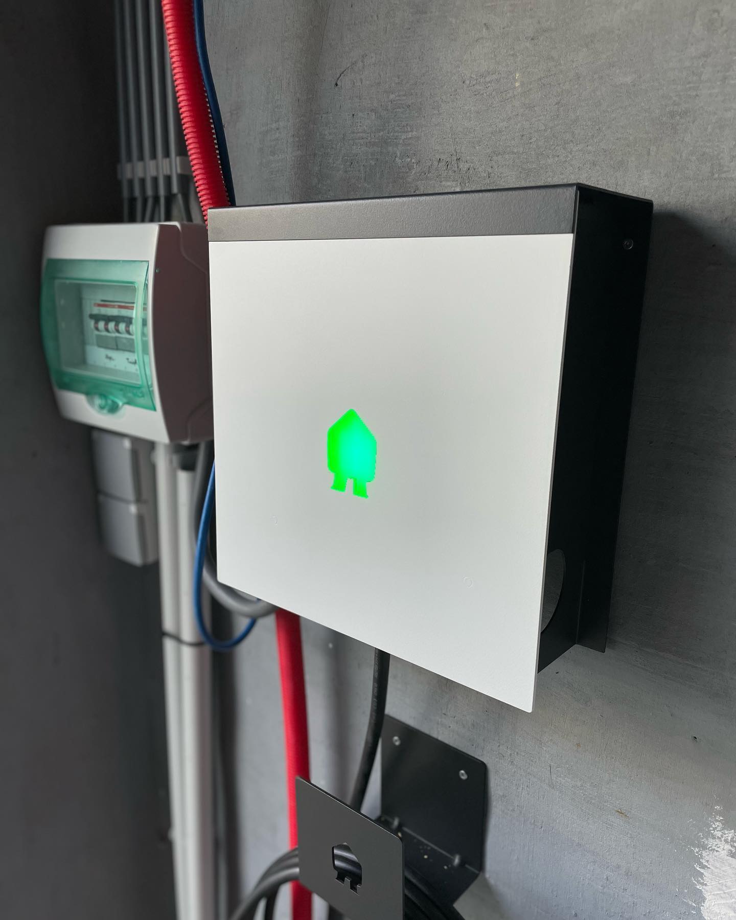 De Smappee EV Wall laadpaal, de slimme laadpaal die communiceert met het verbruik in huis en de opbrengsten van zonnepanelen.
Ook interesse in een laadpaal? Contacteer me voor vrijblijvend advies en offerte.