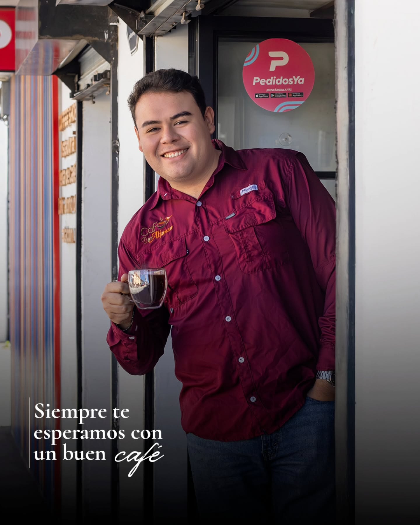 ☕✨ En Café Don Alfonso siempre hay una taza esperándote.
La puerta abierta, el aroma a café recién hecho y ese lugar donde todo se detiene por un momento.
Un espacio seguro para desconectarte del ruido, respirar profundo y disfrutar el café como realmente se merece. 💛
📍 Te esperamos donde siempre…
o, si hoy prefieres llegamos hasta ti. 😉
Encuéntranos en PedidosYa y recibe el mejor café hasta tu hogar. 🛵☕
#CaféDonAlfonso #TuLugarSeguro #BuenCaféSiempre #MomentosConCafé #PedidosYa Huehuetenango