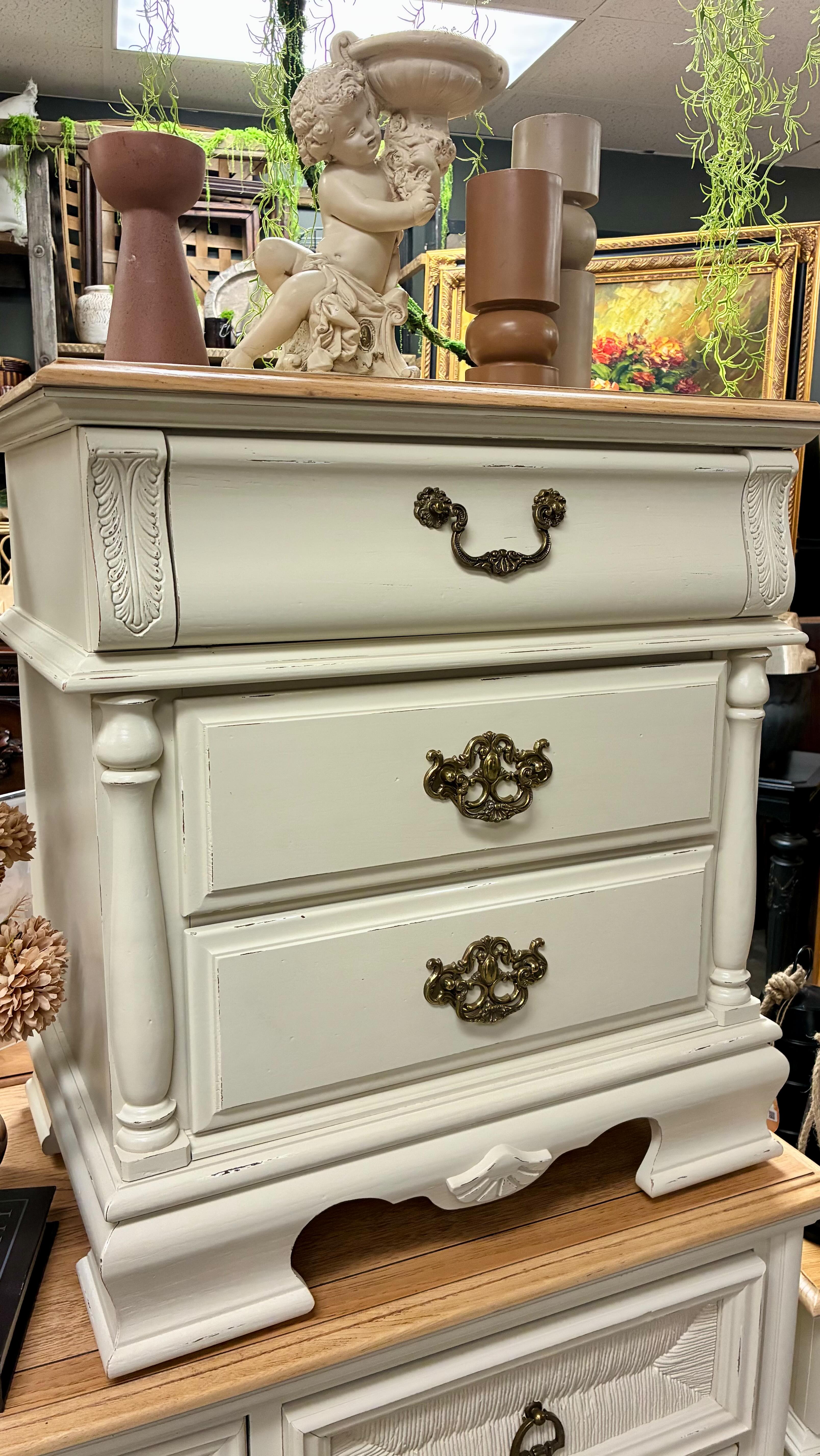 Dani is in fact not new at all. HOWEVER, Kaia is new and she’s adorable and bubbly and ready to help you find all the cute spring things. Come in and meet her today. 💕
#vintage #homedecor #furniture #decor #spokanesmallbusiness