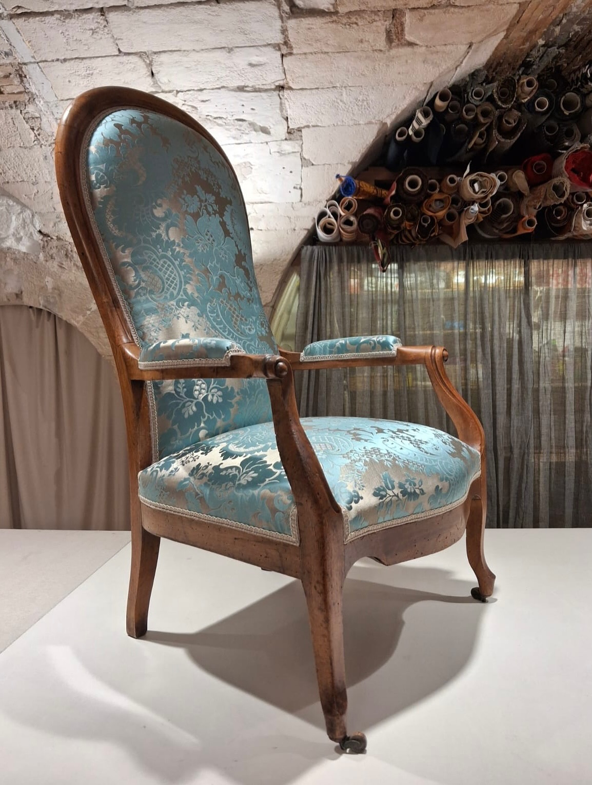 Les Voltaires
Nous avons récemment réalisé la recouverture de ces deux fauteuils Voltaire.
Vous êtes plutôt Damas de soie bleu ou motif floral vert amande ?
Traditionnel ou contemporain, nous vous proposons un large choix de tissus à l’atelier et serons ravies de vous conseiller !
#tapissiernîmes
#savoirfairefrancais
#tapissierdecorateur
#couleurssurmesure
