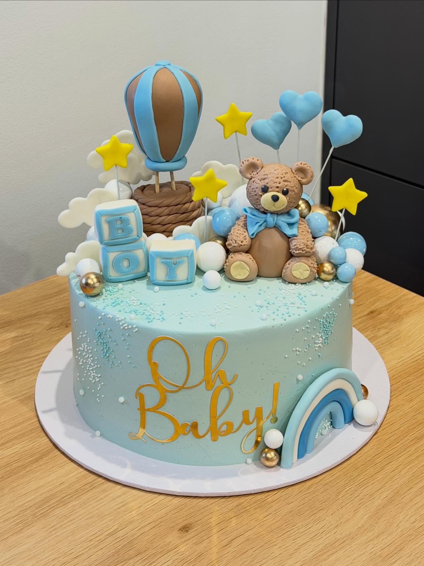 đ Oh Baby! đ
A cake created to celebrate the sweetest wait of all đśâ¨
Soft blue tones, an adorable teddy bear, a hot air balloon, little stars and handcrafted details made with love to turn a special moment into an unforgettable one.
Every element is carefully handmade to tell a story of sweetness, dreams, and new adventures about to begin âď¸đ
Perfect for baby showers and heart-warming celebrations đŤ
#OhBaby #BabyShowerCake #CustomCake #CakeDesign #SweetMoments BabyBoyCake