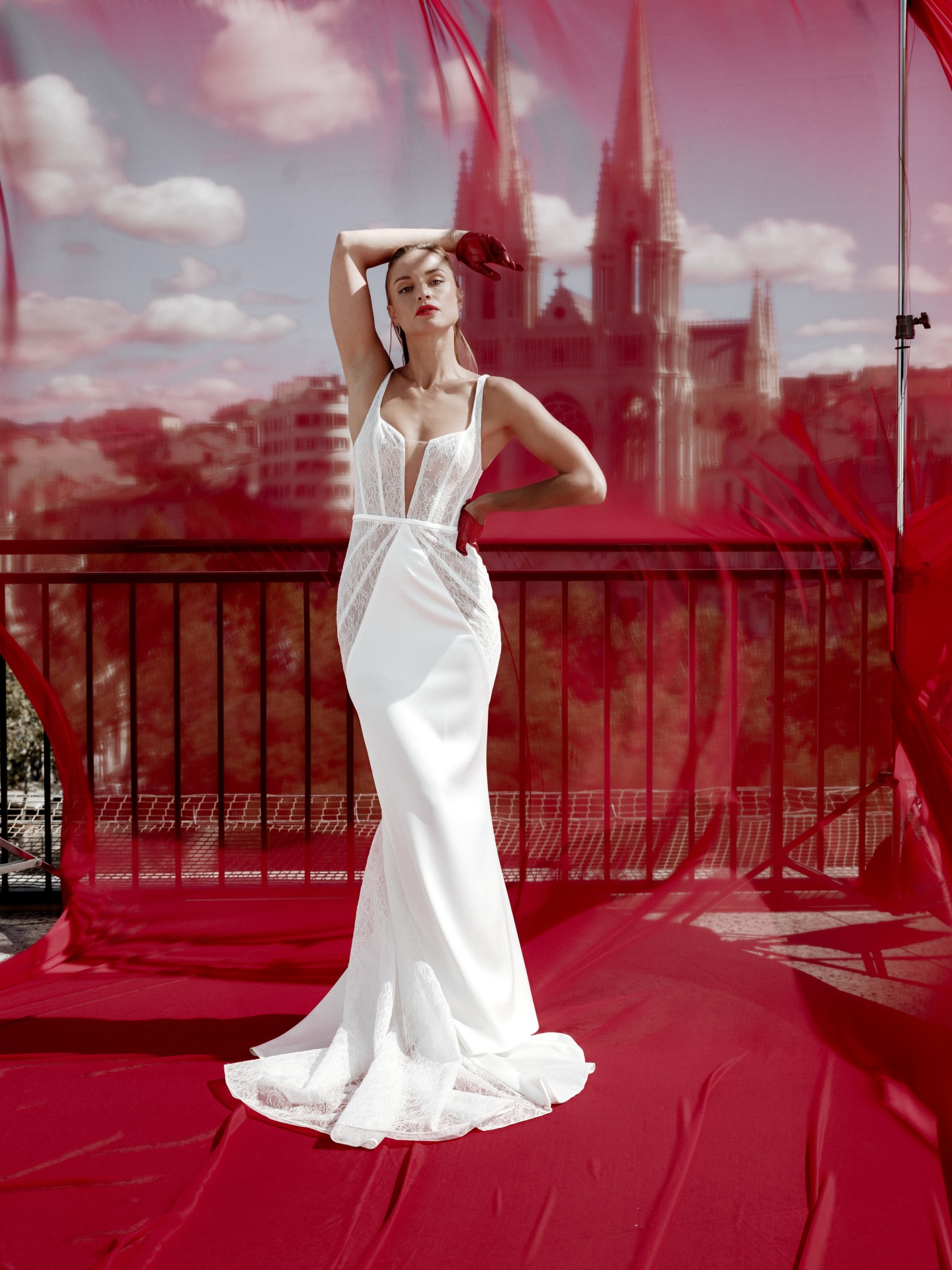 ✨ Lory ✨
Découvrez Lory, une robe de mariée sirène pensée pour sublimer les silhouettes en 8 ou X.
Sa coupe épouse délicatement la taille marquée et valorise les hanches, pour un équilibre parfait et une allure ultra féminine.
Conçue en dentelle fine et crêpe de satin, Lory allie raffinement et confort, avec des lignes fluides qui mettent en valeur chaque mouvement.
C’est une robe pour les mariées qui souhaitent sophistication, élégance et sensualité, tout en restant parfaitement à l’aise le jour J.
⸻
🤍 Manon Gontero
Créatrice de robes de mariée sur-mesure depuis 15 ans
Atelier privé à Marseille
✨ Envie d’essayer Lory ou de créer votre robe sur-mesure ?
📩 Réservez votre rendez-vous via le lien en bio ou en message privé pour vivre l’expérience du sur-mesure.