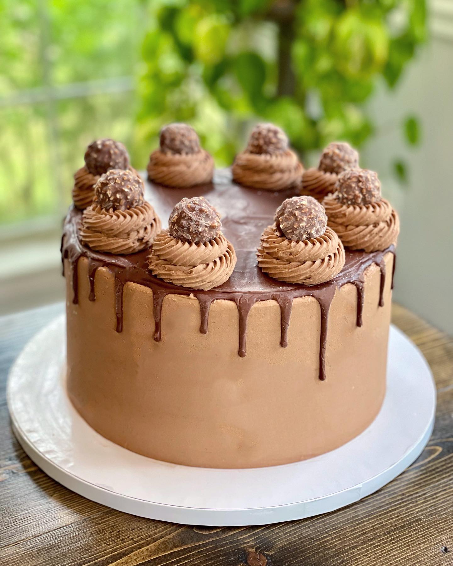 Double chocolate cake, Nutella buttercream, chocolate ganache drip, topped with @ferrerorocherusa.
A most popular flavor here at Baked Edges!
🤎🤎🤎🤎🤎🤎🤎🤎🤎🤎🤎🤎