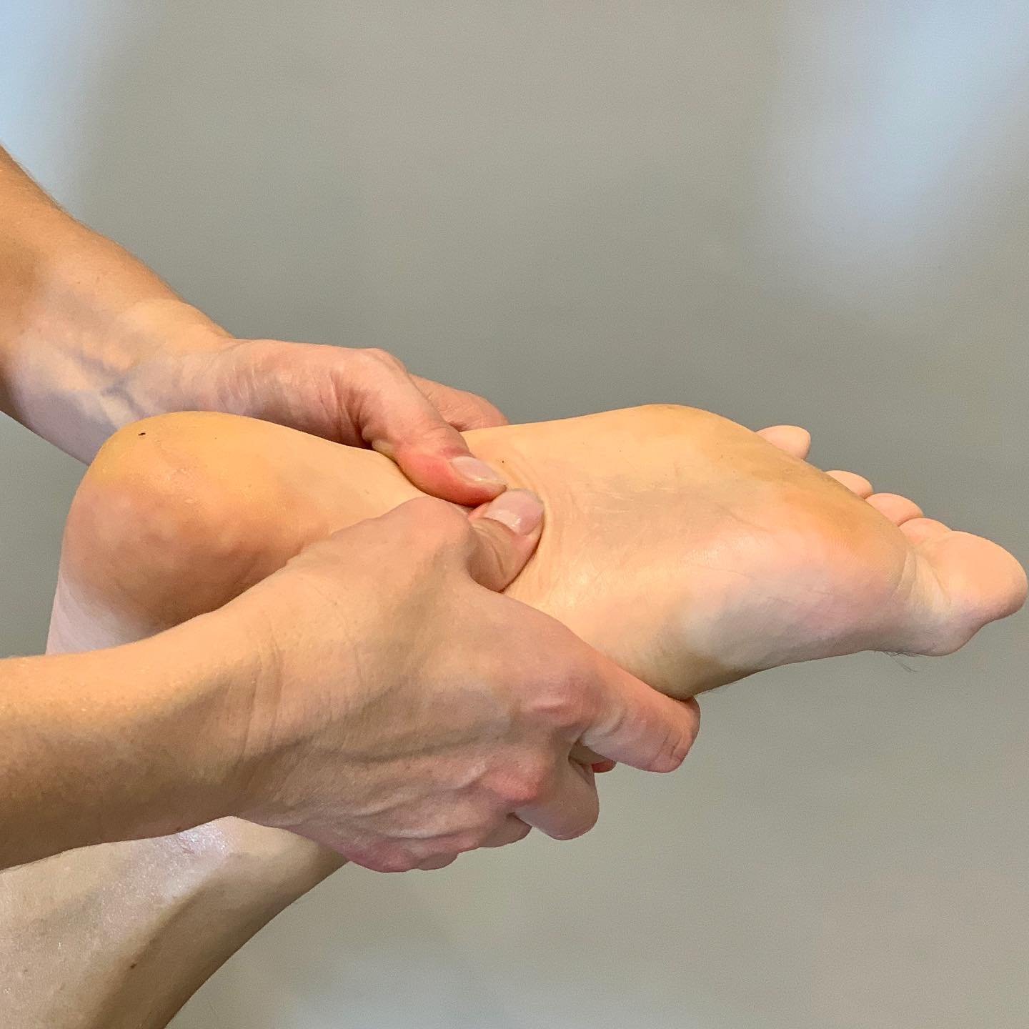 FEET🦶
We underestimate how much we put our feet through and we rarely give them the attention they need. Incorrect footwear, standing for long periods, not walking or running correctly can all lead to problems in our feet, but also our ankles, knees, hamstrings, calves and hips. The tension continues up into the body and can reduce the range of movement in our joints and tissue. Keeping the plantar fascia (the fascia between your heel and your toes) released can help prevent problems like plantar fasciitis occurring and give us more flexibility through our connective tissue. Keep an eye out for my next post to find out how....