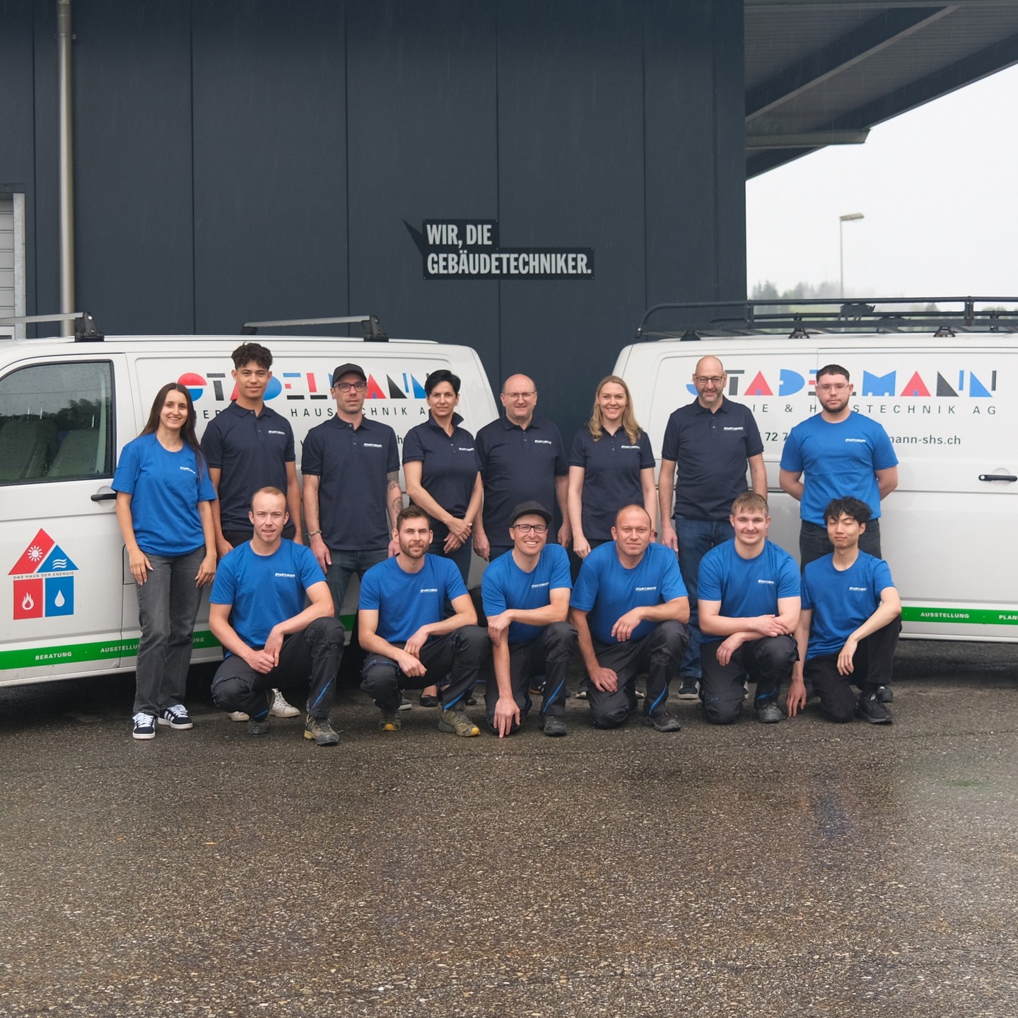 🔧 Unser Team in neuer Arbeitsbekleidung 🔧
Wir freuen uns, euch unser Team in brandneuer Arbeitsbekleidung zu präsentieren. 🎉
Wir sind bereit, jede Herausforderung anzunehmen und freuen uns auf die kommenden Projekte in unserer neuen Ausrüstung. 💪
#team #teamstyle #jobready #neuearbeitsbekleidung
