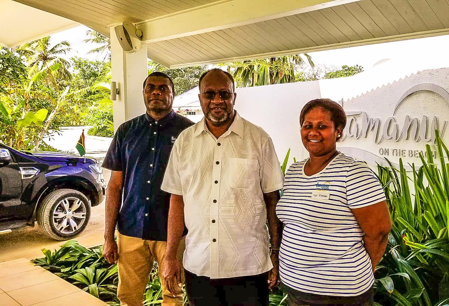 Honoured to have the Honorable Prime Minister, Charlot Salwai Tabimasmas visit us for bit of lunch today.thanks for stopping by PM. #lunchtimevisitbytheboss #heardtheseafoodwasprettygood #vanuatu #lunchonthebeach