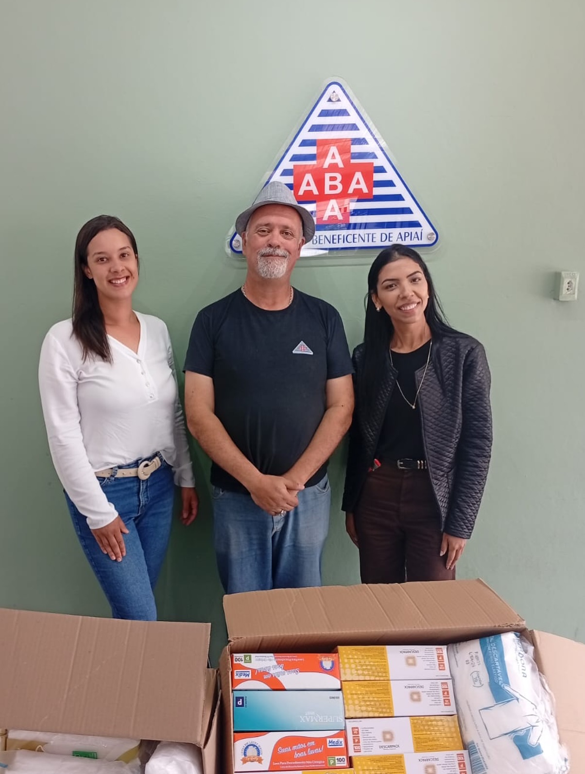 Hoje, o Hospital Adhemar de Barros recebeu a entrega de materiais de enfermagem e descartáveis do CEFOR Apiaí. Essa contribuição reforça o vínculo entre a nossa unidade e o CEFOR, escola técnica que chegou à nossa cidade em 2025 e já está transformando a formação profissional na região.
Vale destacar que a primeira turma da instituição já passou por aqui, realizando seus estágios e vivenciando o dia a dia da nossa assistência. É gratificante ver a educação e a saúde caminhando juntas pelo bem da nossa comunidade! 🏥✨