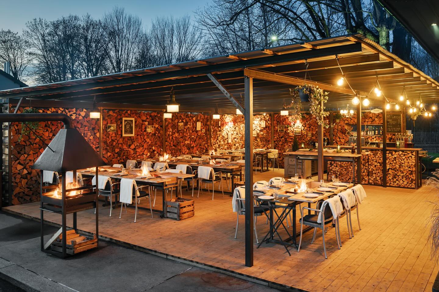 Schlusspurt Raclette bim Portier🧀
Noch bis Ende Februar heizen wir auf unserer gedeckten Terasse unsere Holzkohle-Tisch ein und verwöhnen dich und deine Freunde mit einem einmaligen Outdoor-Racletteerlebnis!🔥😋
Wir haben an diverse Daten noch freie Plätze, sichere dir jetzt noch einen Tisch vor dem Saisonende!🍽️
ℹ️Alle Infos, sowie freie Daten findest du unter www.freibank.ch/bim-portier !
Wir freuen uns auf deinen Besuch!👋