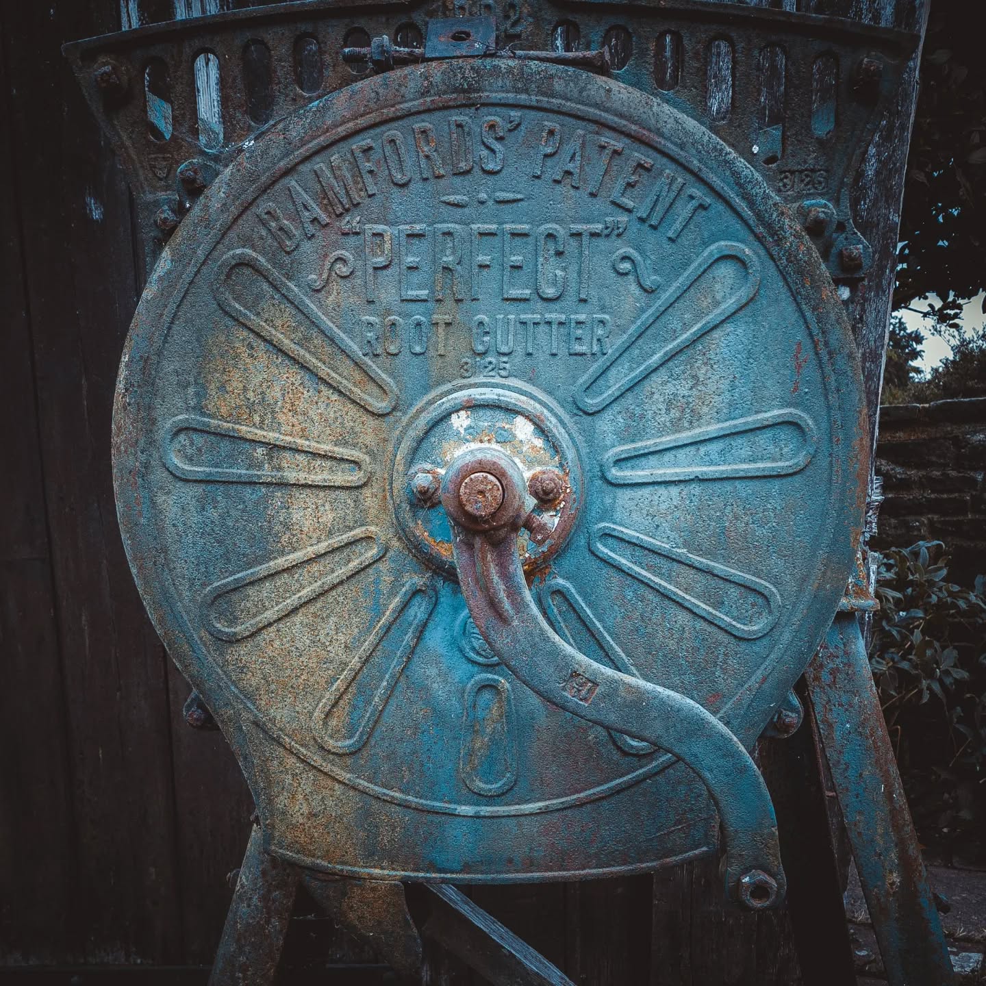 Oddly, I see this particular piece of antique farm machinery quite often. I always just assumed it was something that removes roots from crops. It's actually a giant grater... you put root vegetables into it and it chops them up for feed. Exciting, right? OK, maybe not, but they make good rustic photography subjects :D
.
.
.
.
.
#farmmachinery #farming #rootcutting #animalfeed #agriculture #oldfarm #farm #arable #arablefarming #ukfarming #antuque #antiquefarmequipment #crops #farmhousedecor #countryside