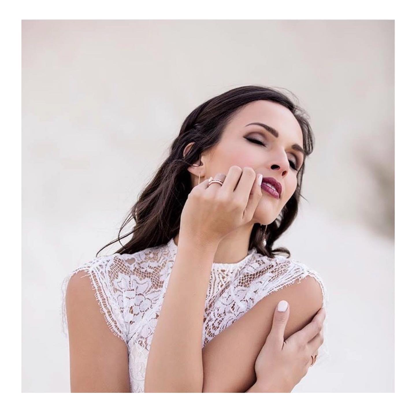 Glowing down the aisle: Because your special day deserves the touch of a professional ✨💄 Contact Swoon Makeup today to discuss your wedding day makeup and hair dreams : Email 📧 sarahswoon@icloud.com #capetownsouthafrica #MakeupMagic #WeddingGlam #swoonworthy #capetown #timetoshine #weddingdress #weddingday #bride #top10