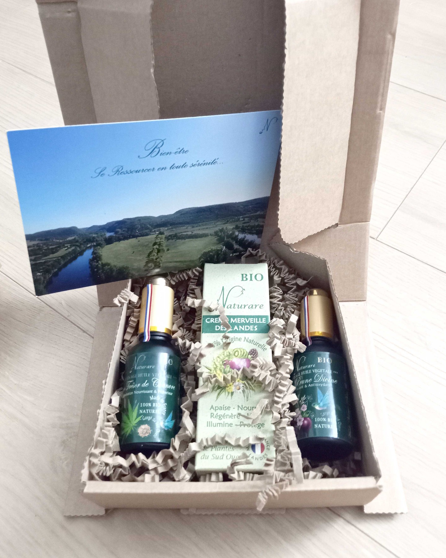 Passez un Très Beaux Week-end 🌞
Ne Vous délaissez pas ! Accordez-vous des moments de soins ✨
Détendez vous, relâchez les pressions, concentrez-vous sur le positif, sur de petits signes simples de la vie qui vous font sourire et vous donnent du baume au cœur.
Planifiez de beaux projets...
Délassez votre peau, déstressez-la de votre semaine.
Régénérez-la par des produits sains 100% naturels 🌿 gorgé du terroir Français 🇫🇷 et faites plaisir aux petits producteurs régionaux.
Partagez votre Bien-être avec vos proches 💖
Have a wonderful weekend 🌞
Don't neglect yourself! Give yourself moments of pampering ✨
Relax, release the pressures, focus on the positive, on small simple signs of life that make you smile and give you balm to the heart.
Plan beautiful projects...
Relax your skin, de-stress it from your week.
Regenerate it with healthy 100% natural products 🌿 bursting with French terroir 🇫🇷 and give pleasure to small regional producers.
Share your well-being with friends and family 💖
#cosmetiquenaturelle #cosmetiquebio #produitduterroir #producteurfrancais #complementalimentairenaturel #organicskincare #naturalcosmetics #ecofriendlyproduct #madeinfrance #frenchtouch #frenchproduct #frenchie #suddelafrance #france #francelovers #petitsproducteurs #terroirfrançais #soindepeau #soindepeaunaturel #beautybloggers #regeneration #nutricosmetique #curenaturelle #peauparfaite #peausensible #antiage #antiageingskincare #naturarebio #naturarefr #naturare