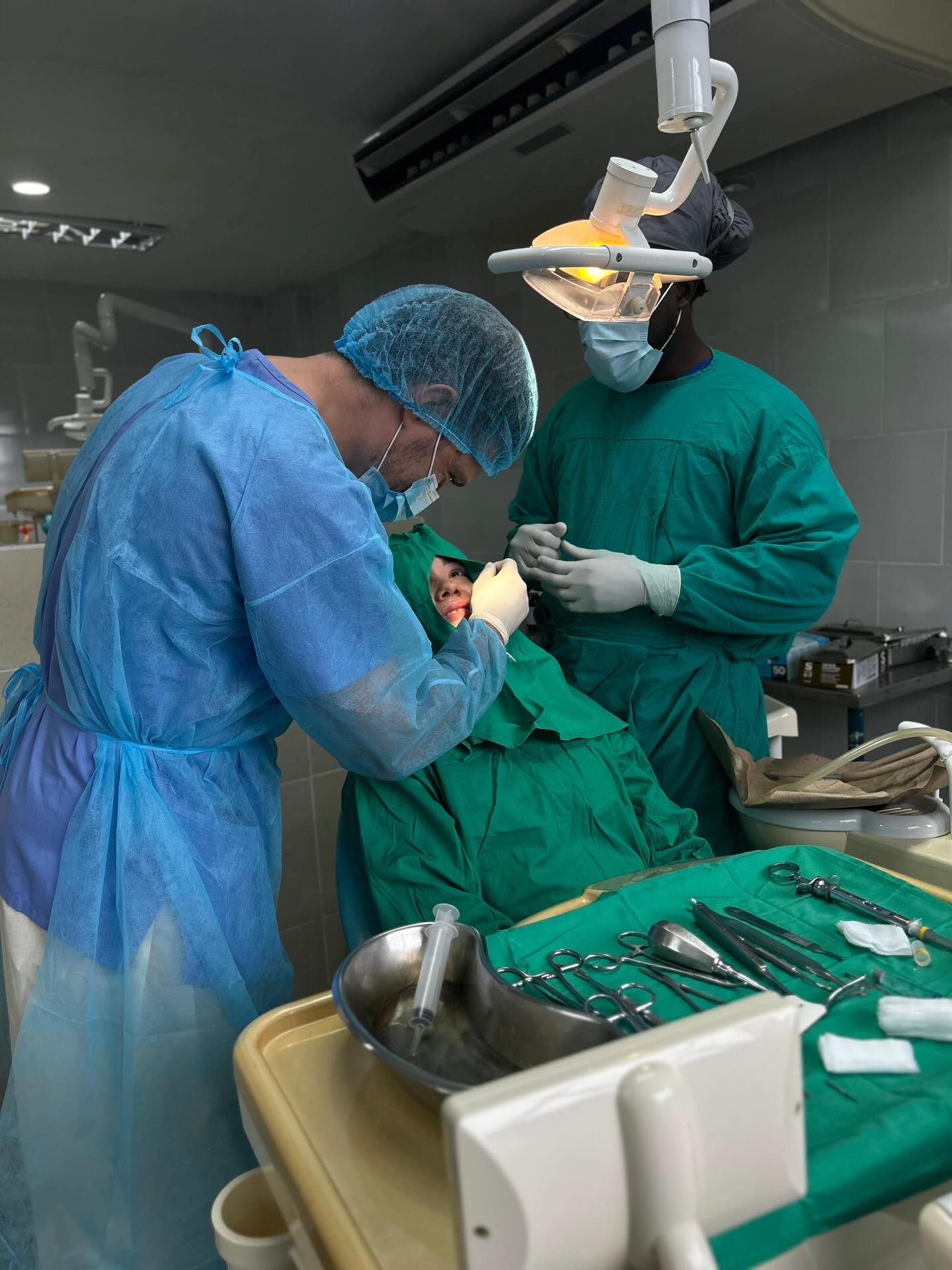 🦷 Formação que se vive, não apenas se aprende
Na CubaEducation, a aprendizagem acontece onde realmente importa: no contexto clínico real.
Entre mãos experientes, rigor técnico e acompanhamento próximo, os nossos formandos têm contacto direto com procedimentos cirúrgicos, instrumentação e dinâmica de bloco.
Cada momento é pensado para desenvolver:
✔️ Segurança clínica
✔️ Pensamento crítico
✔️ Confiança na prática cirúrgica
Mais do que observar, é participar, compreender e evoluir.
📍 Formação prática | Experiência real | Crescimento profissional