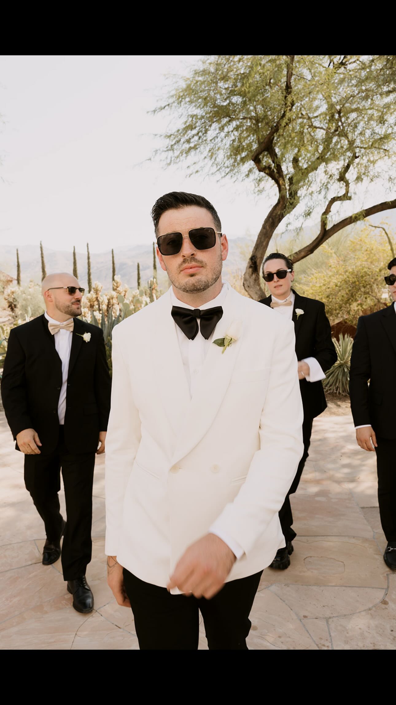 Intimate wedding in Palm Springs 🌴 The vibes were as high as the heat index 🥵
If you're planning a wedding that you want to feel intimate and true to the day, DM me WEDDING and let me hear all about it!
#califoriniawedding #weddinginspo #art