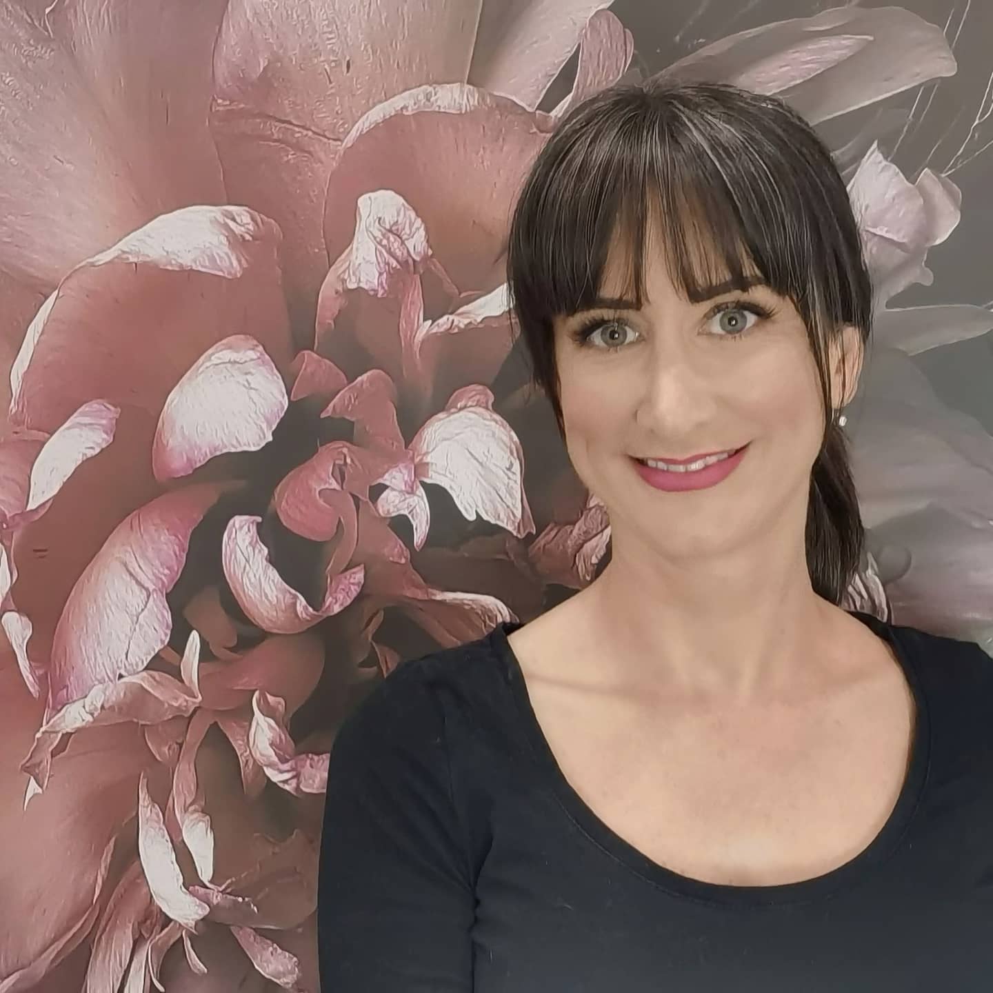 Hi all, I know many of you know who I am, but I thought for those who don't I would introduce myself.
I started out in the beauty industry over 16 years ago.
Early into my career I discovered my passion for Brow Shaping & Lash Extensions, I have now been a brow & lash artist for over 12 years. In that time I have trained brow & lash artists & owned my own business for over 6 1/2 years in Brisbane.
I have recently returned to the Sunshine Coast & have created a high quality home studio where you can trust your brows & lashes will consistently be the best they can. x