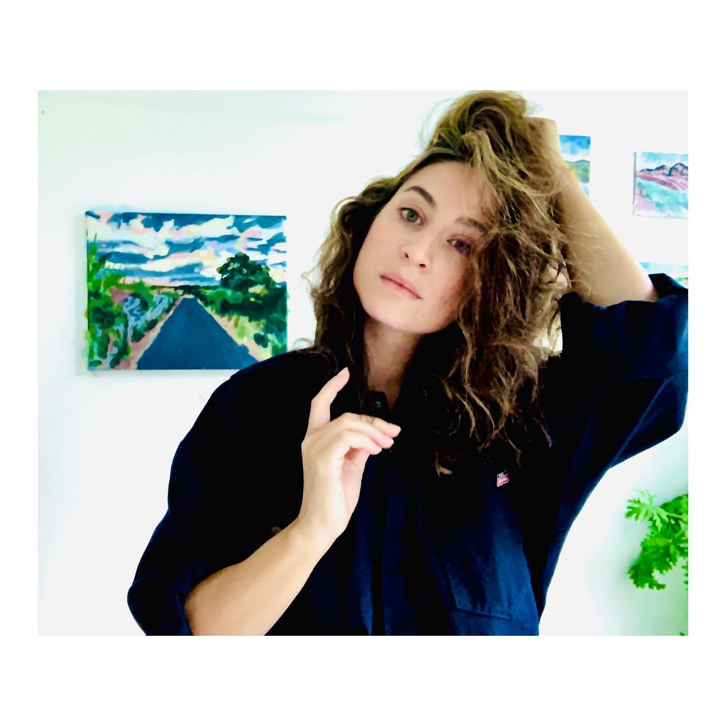 I don’t always feel comfortable showing myself but I thought it would be nice Introducing myself a little in my studio so you can also get a glimpse of me, who I am and how I work.
🌚
#artiststudio #artistsoninstagram