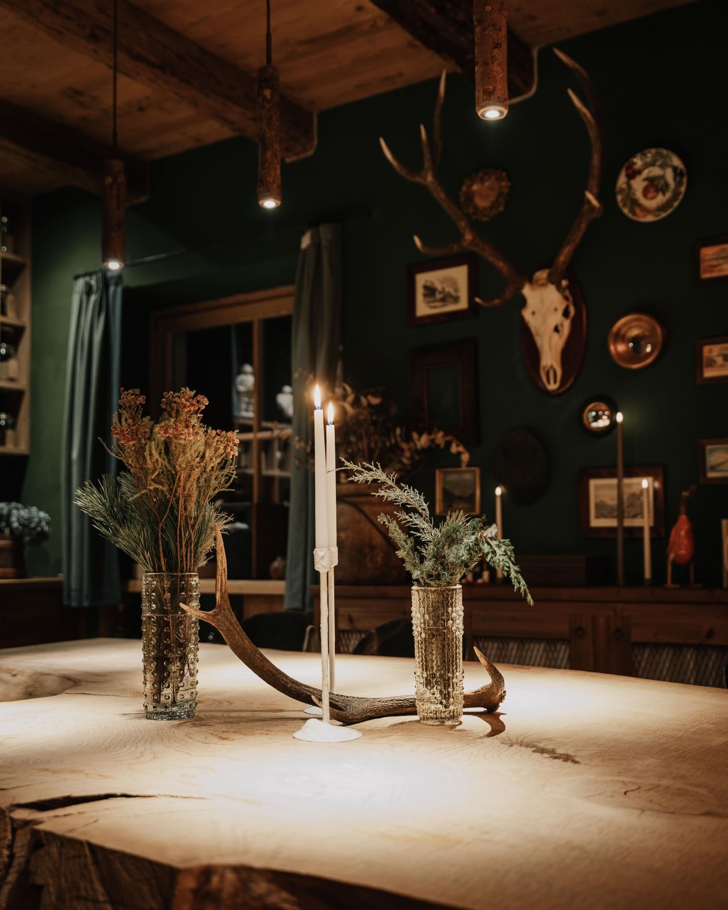 The Den @sanbrite_official ๐ธโจ
#sanbrite #cortinadampezzo #cortinadolomiti #michelinguide #mixology #mixologyart #cocktailphotography