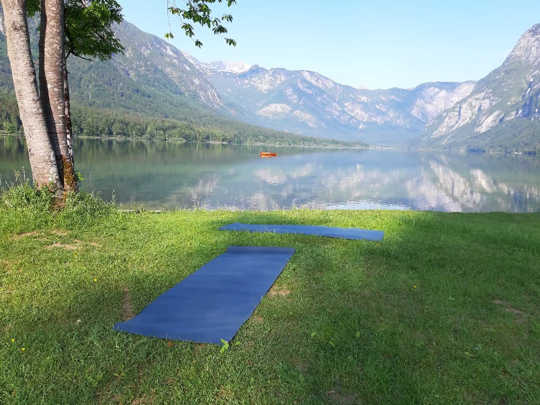 Today's office with @girl_gone_running 😍. #grateful
#yogainnature #lakesideyoga #lovemyjob #peacefulmoments #yogaslovenia