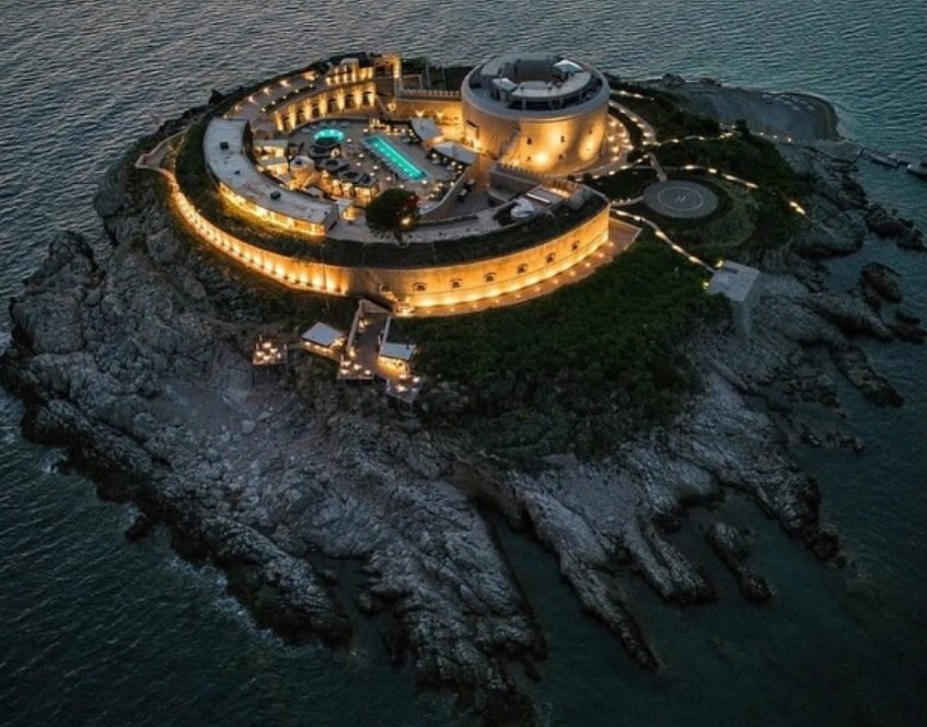 ✨ A recap from one of the Adriatic’s most iconic locations.
Once built as a 19th-century military fortress, Mamula Island is now home to one of the most singular hotel gyms in the Adriatic.
A sanctuary surrounded by the sea in Montenegro, where history, luxury and functionality come together in perfect balance.
A space designed to move, restore and elevate the guest experience in harmony with its extraordinary setting.
Proud to be part of this unique destination, part of @mamulaisland by Banyan Group.
& Special thanks to our partner @starfitness.hr for trusting PaviFLEX and counting on us for this exceptional project.
#paviflex #hotelGym #GymFlooring #Croatia #mamulaisland