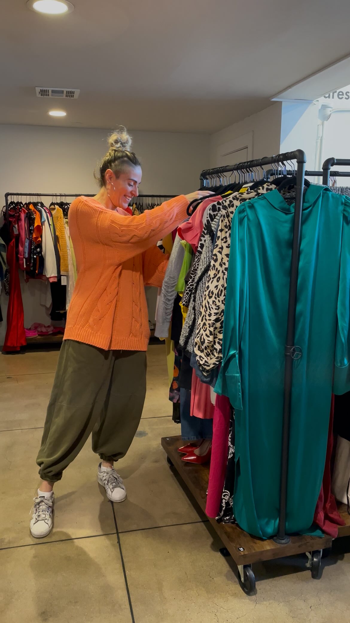 Jen just started her first rack with us. Here’s a sneak peek of the gems she’s brought in 💎✨ Check out her rack 31 before they’re gone!
#rentarack #dresscue #prelovedfashion #thriftingfinds