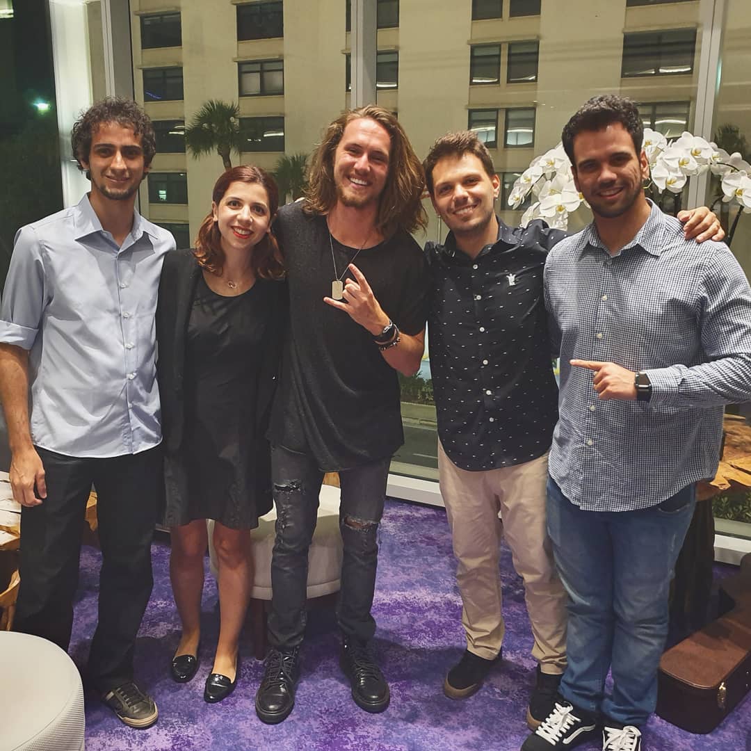 O @vitorkley é dessas pessoas que deixa o astral de qualquer lugar lá em cima, além de ser um super profissional e um puta músico! Por isso fizemos questão de dar aquela tietada! 😉 Obrigada pelo carinho com a gente, Vitor!