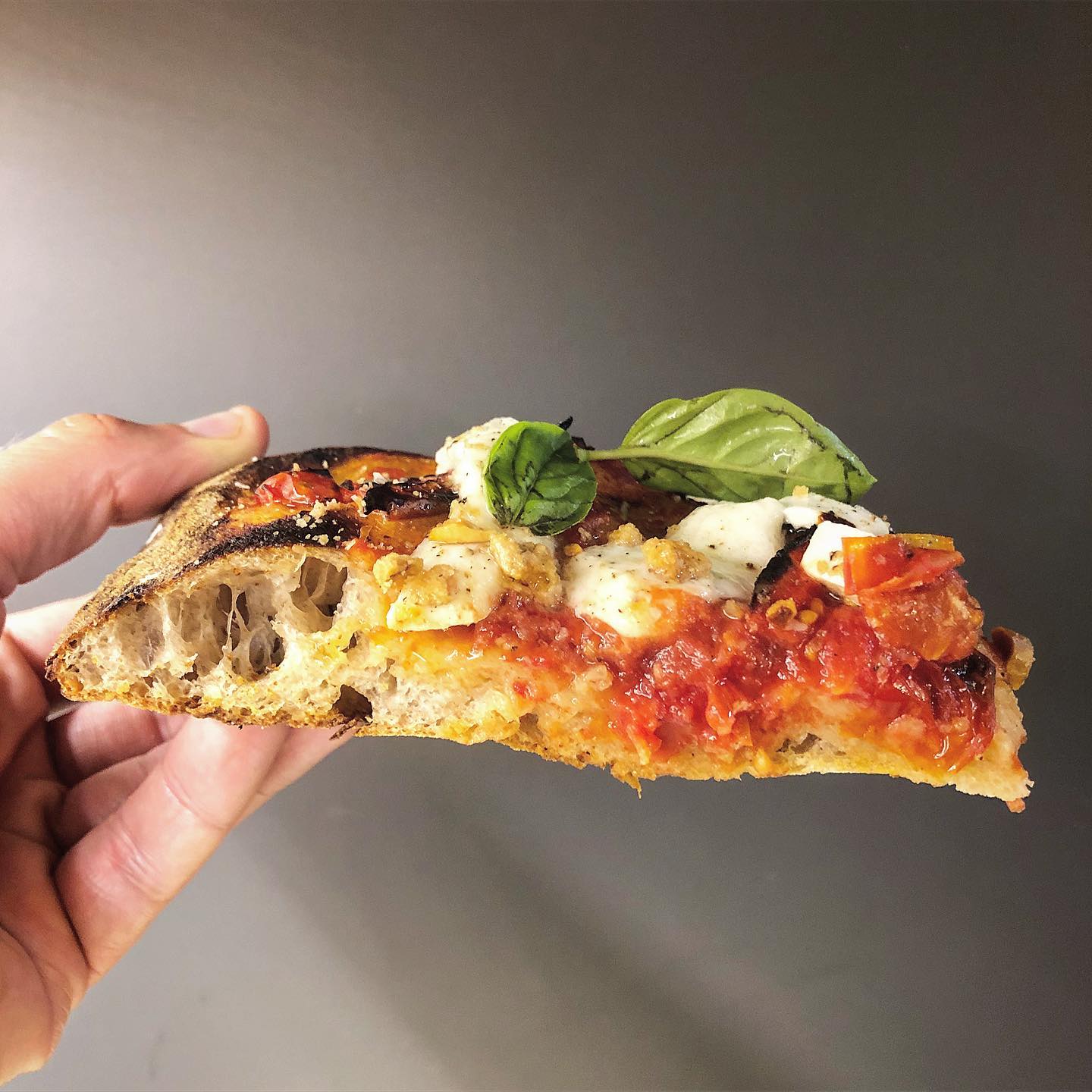 Say hello to Franz Pizza Romana 😍
An explosion of crunchiness and lightness in your mouth 🔥
Toppings:
- Piennolo tomatoes from the #vesuvio
- Zizzona buffalo mozzarella by @higourmetto
- Fresh basil
- Grated pecorino cheese from @auchan_lu
- olive oil by @volio.eu
- smashed Neapolitan #tarallo
Simple and delicious like the #nonna used to do 😄