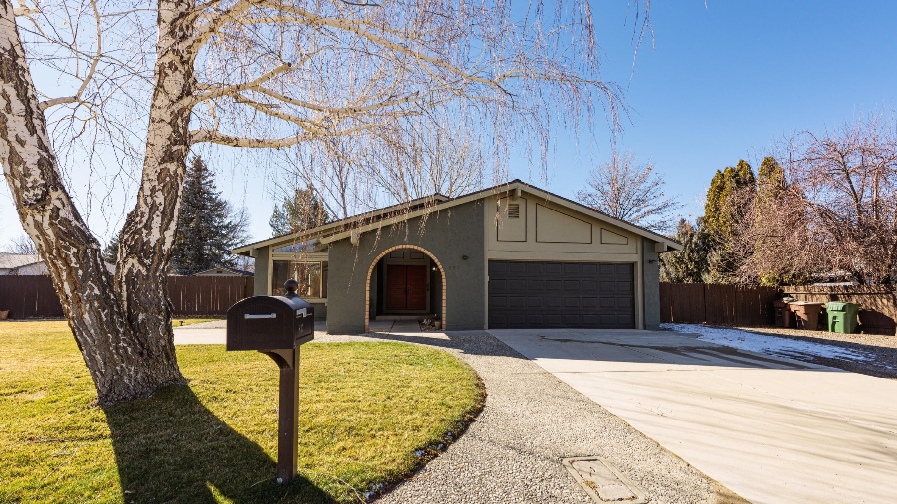 🏡 FOR SALE | MINDEN, NV
📍 837 Mahogany Drive
🛏 3 Beds
🛁 2 Baths
🚗 2-Car Garage
📐 1,612 Sq Ft
📅 Built in 1981
🌳 0.29 Acres
💲 $449.75 / Sq Ft
🏷 Zoning: SFR
🧾 MLS #: 260000605
💰 Listed at: $725,000
👇
📩 Want More Info?
To learn more about this property or book a showing, DM or comment “MAHOGANY” below
—
Listed by: Kaycee Summers
Brokerage: Dickson Realty – Gardnerville
—
This post made by:
Weston Park | RE/MAX Realty Affiliates
S.195947 | PM.168849
📞 (775) 276-8881
📧 westonparkhomes@gmail.com
📍 1320 US HWY 395 N, Gardnerville, NV 89410