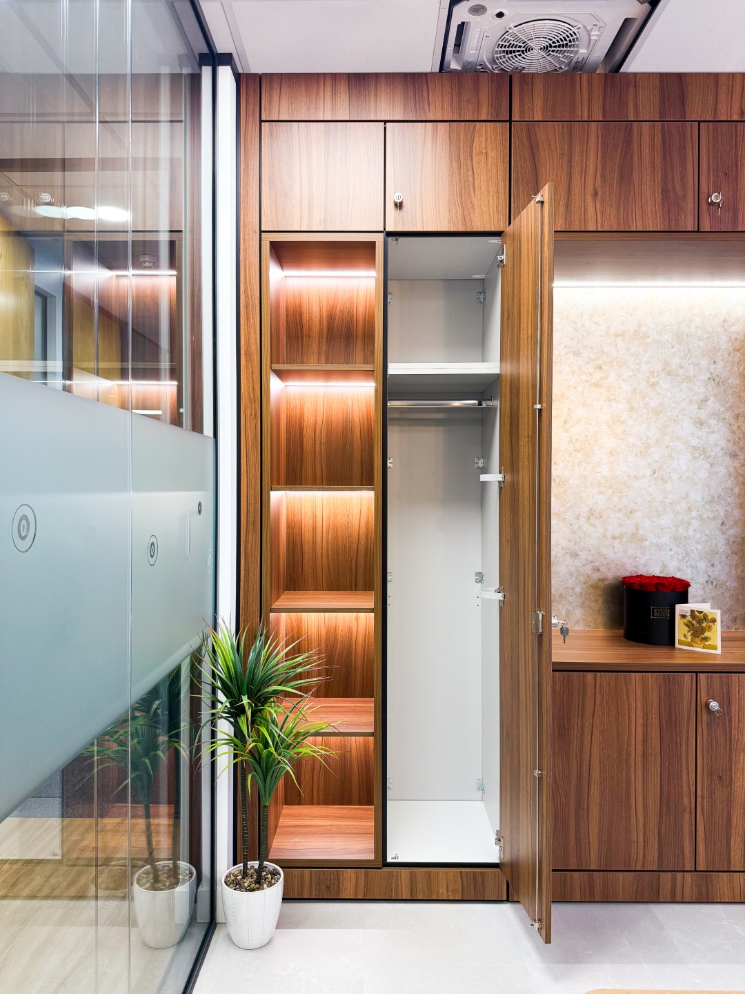 Creating truly bespoke Storagewall furniture is about more than good design. It’s about manufacturing locally, staying close to every stage of the process, and responding quickly when projects evolve.
By producing everything in-house, we maintain full control over quality, timelines and detail, allowing us to adapt fast without compromising on finish.
Freewall: Designed, manufactured, and delivered, with precision and reliability built in.
#workplacedesign
#greatdesign
#officefurniture
#fitoutinspiration