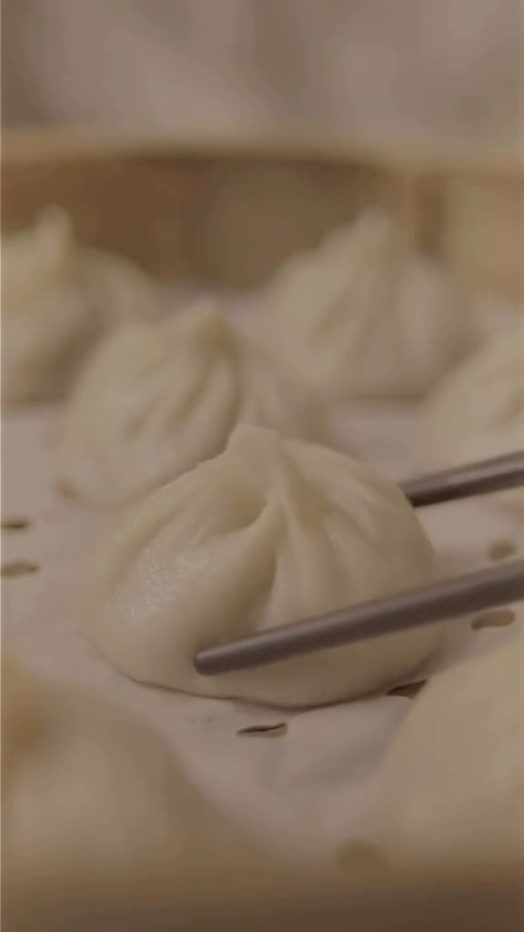 Elle est délicate. Elle est juteuse. Elle est pliée à la main 🥟
She’s delicate. She’s juicy. She’s hand-folded 🥟
#mtlfoodie #dumpling #handmade #fypreelsシ゚ #mtlmoments