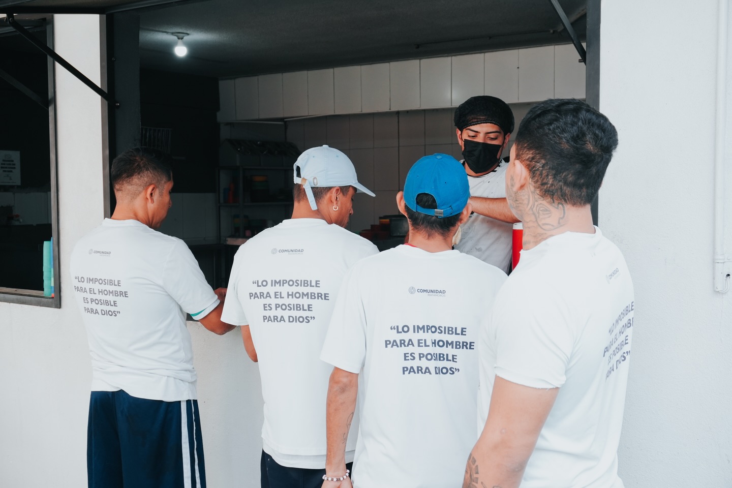💙 En El Mesón del Cielo transformamos vidas cada día.
No sólo brindamos alimento, también compartimos esperanza y fe. 🍽️✨
Tú también puedes ser parte de esta misión.
Con tus donaciones —en especie o en dinero—, tu generosidad restaura vidas y enciende la esperanza. 🙌