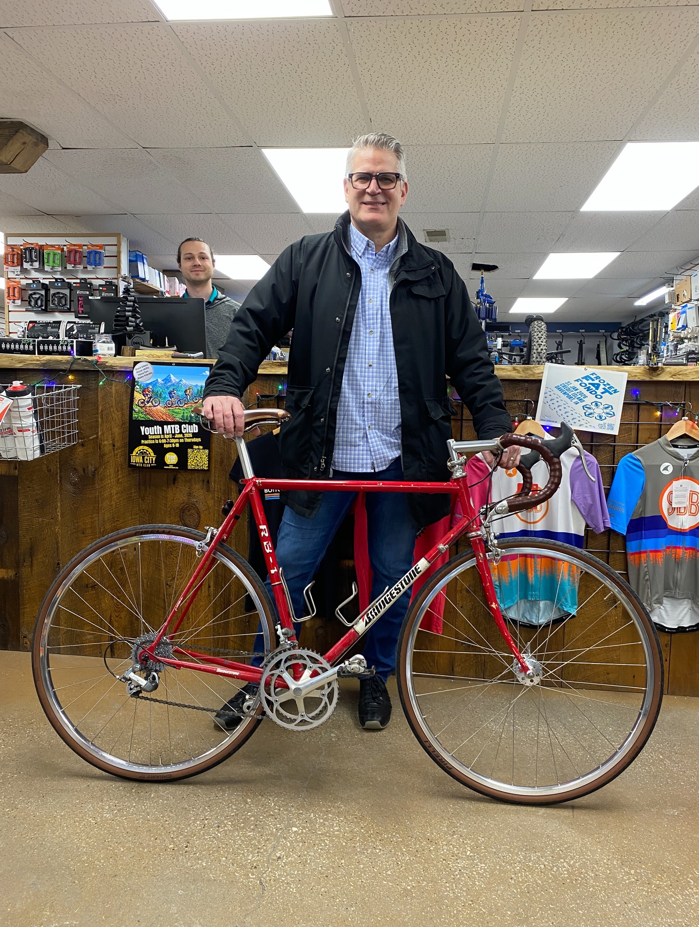 Retro Bike + Modern Tech! We had a customer that thought it would be cool to put tubeless wheels on his ol’ Bridgestone. It can be tough to find modern components that aesthetically match classic style but we were able to find some very cool @velo_orange polished hubs and tubeless rims to lace up this beautiful classic looking modern tubeless wheelset.
.
#sugarbottombikes #bridgestonebikes #veloorange