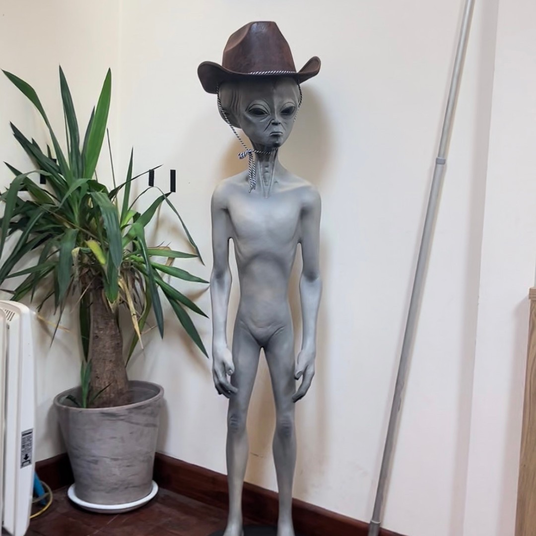 We consider ourselves a tight-knit team here at Grizzly, so it's important we always warmly welcome our new employees...
Meet Paul, the newest addition to our team! 👽
#meettheteam #employee #alien #decor #filmproduction #productioncompany #filmmaking #camera #photography #photoshoot #photographer #film #colourgrading #sustainability