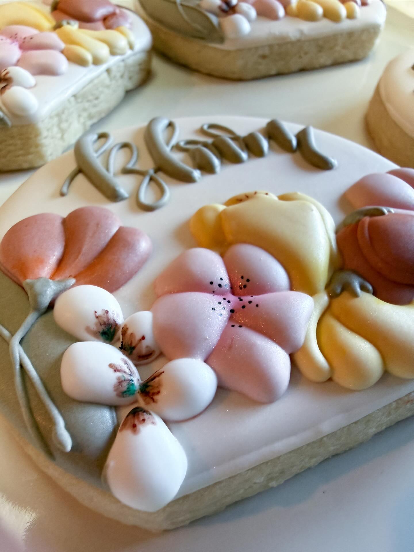Cookies are such fun party favors! And who doesn't like to look forward to spring flowers, even if it is winter now?
Dome arch cookie cutter by @hartworkcookieco
#somecookiesbecause_byduveen #sugarcookiesofinstagram #customcookies #lincolncookies #wildflowercookies