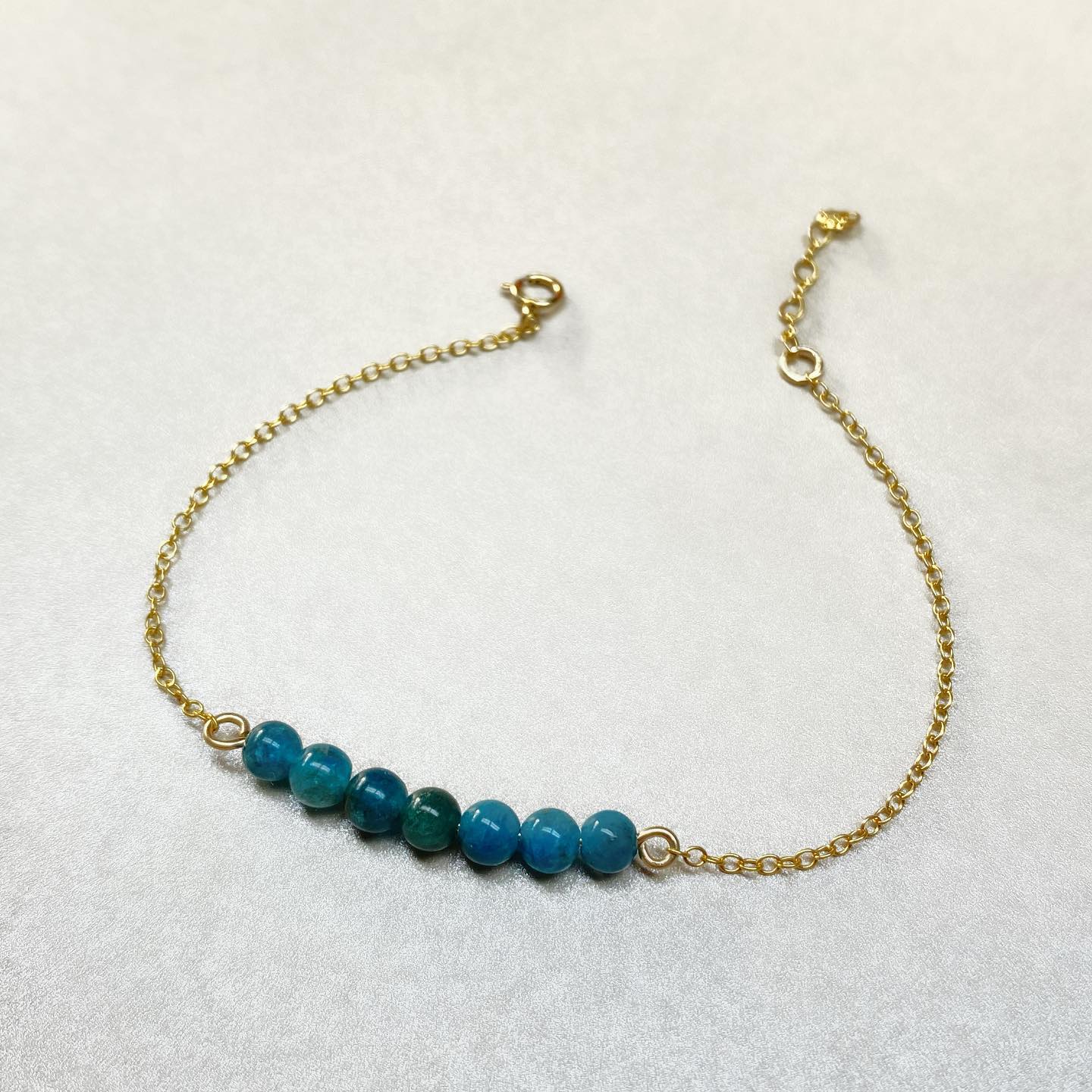 Le bracelet DRAGE avec les jolies pierres d’apatite bleue arrive sur le eshop mercredi. Disponible en gold filled ou argent 925.
💙
L’apatite est la pierre du lâcher prise, de l’union et de la communication.
•
•
#bracelet #apatite #lithotherapie #pouvoirdespierres #apatitejewelry #bijoux #braceletfemme #bijouxplaquéor #œil #bijouxchakras #chakras #creatricebijoux #bijouxminimalistes #minimalist #jewelryaddict #bijouxaddict #balancetacreation #bijouxdujour #braceletoftheday #alhenabijoux