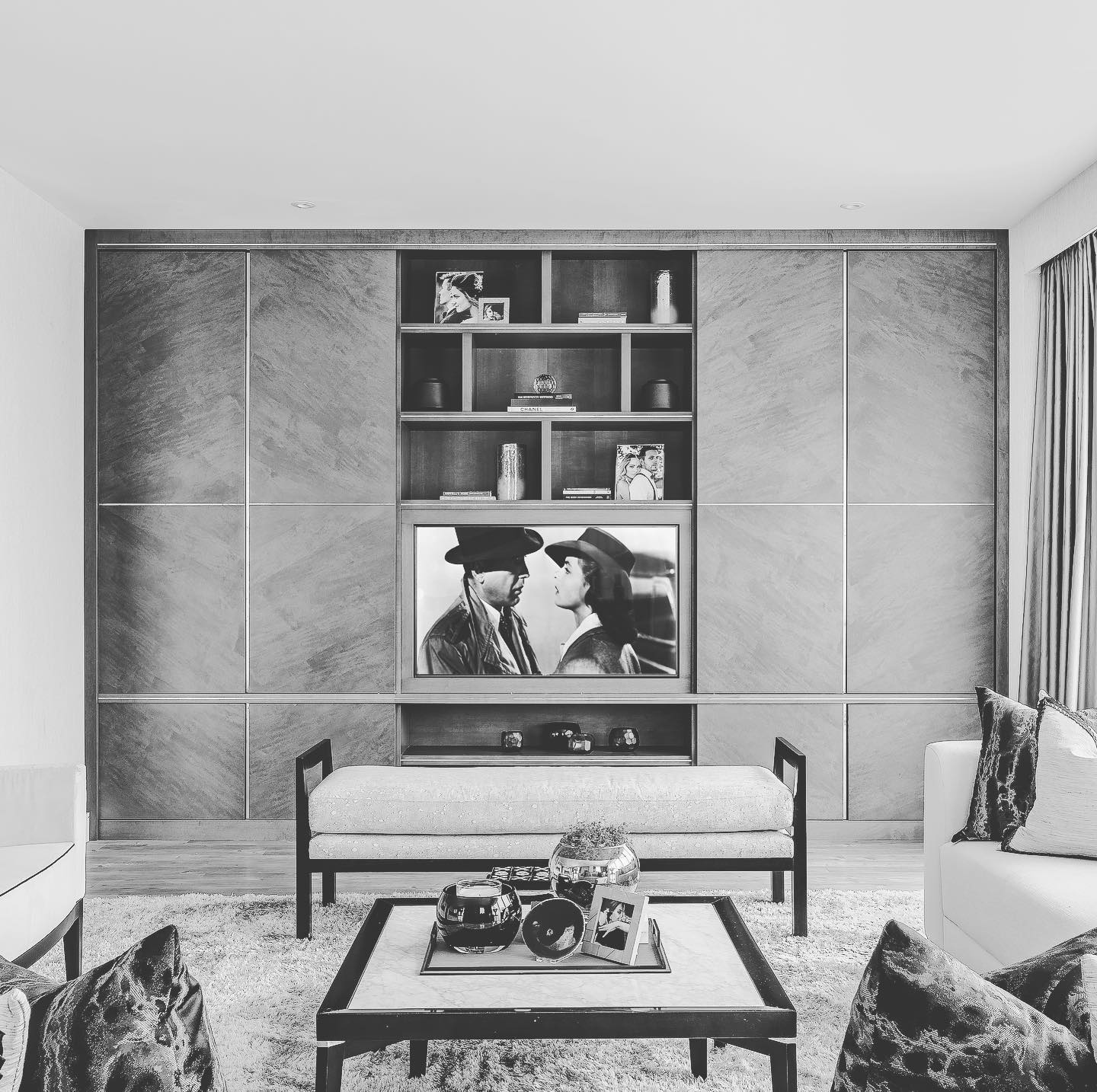 And relax. A wall-mounted TV that blends seamlessly into its surroundings. #fridaynight #movienight Interior by @tailoredlivinginteriors