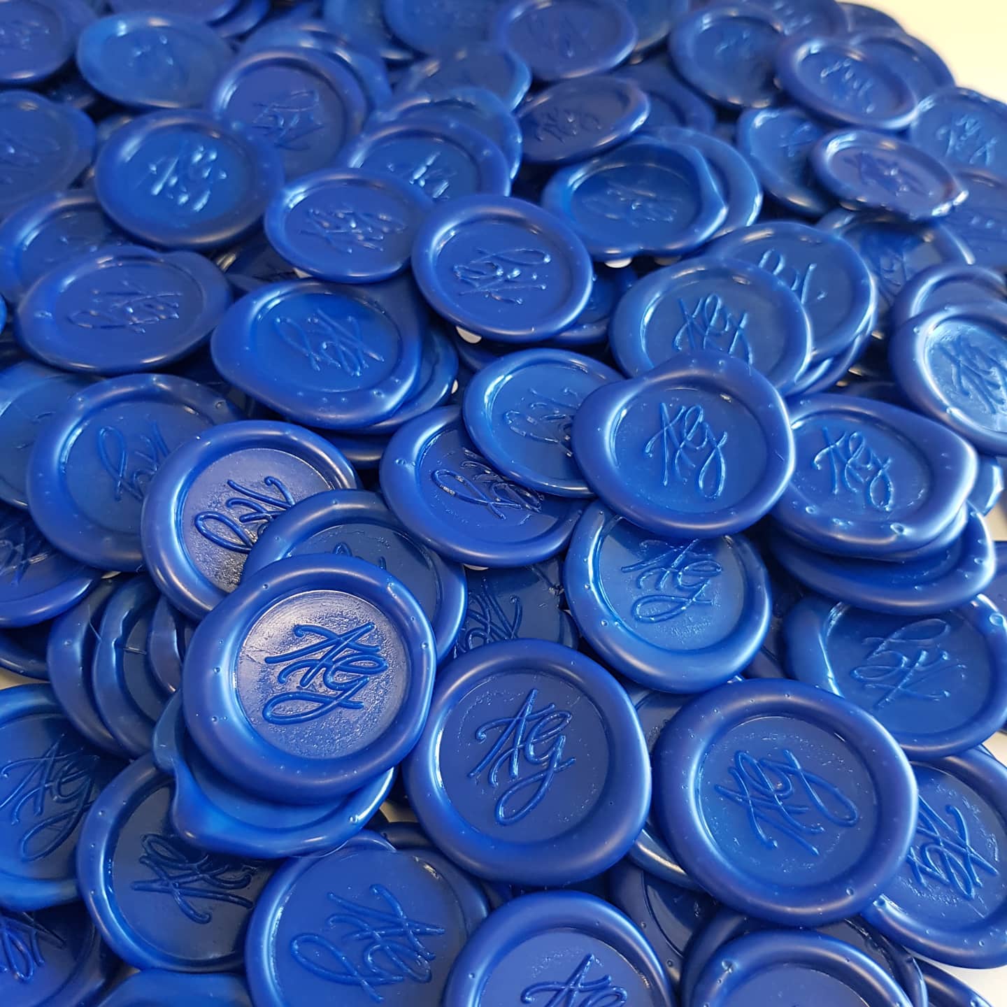 Pretty in blue...👋🏼handmade wax seal stickers with custom monogram.
#waxstickers #waxseals #waxsealsticker #blueenvelope #bluewax #stationerydesign #envelopeseals #calligraphylettering #calligraphyart #calligraphy #stationerydesign #weddinginvitations #corporateevents #corporatedesign #logosticker #logodesigns #logowaxsealstamp #hey #fridayvibes #fridaymood #sydneystationery