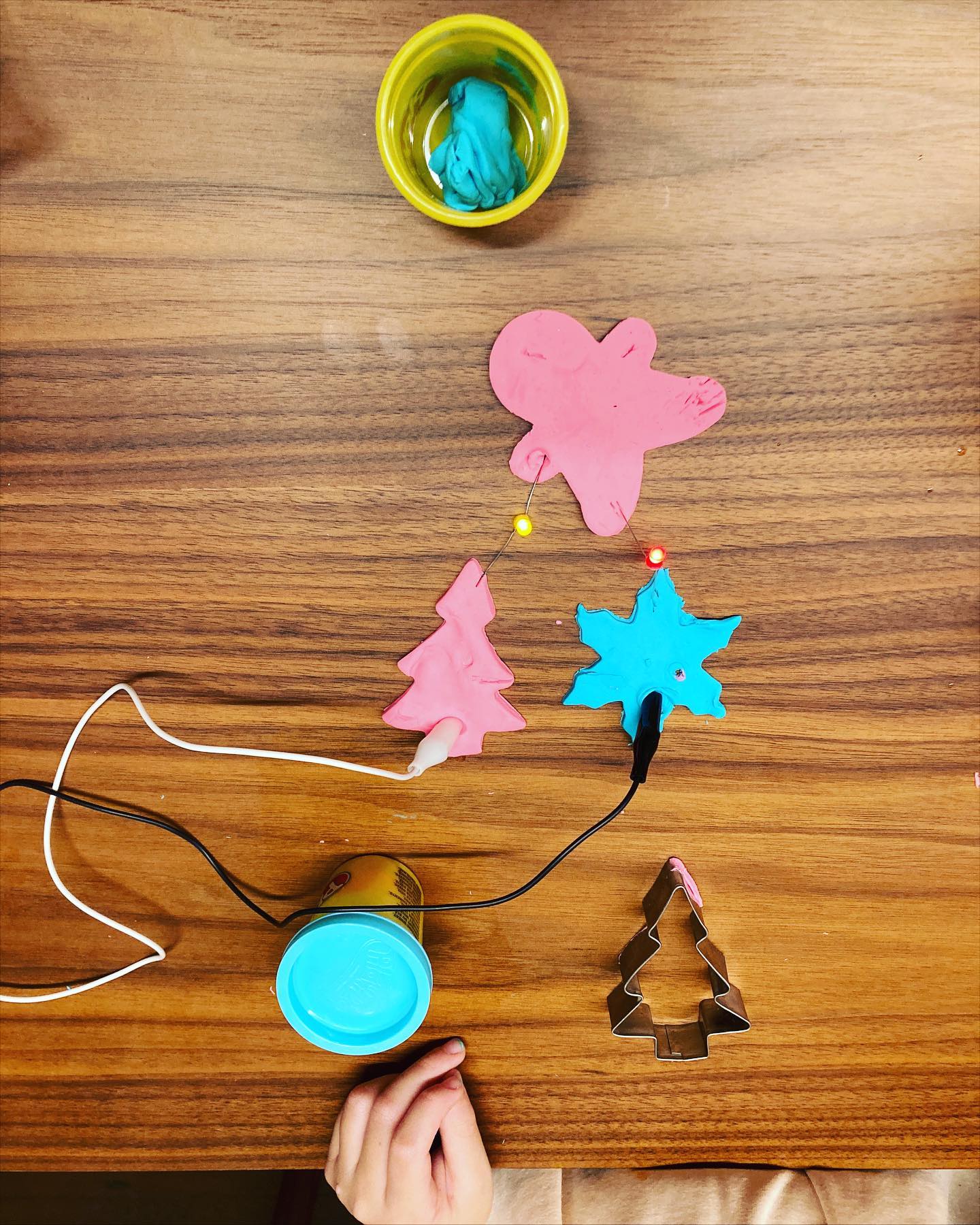 It is beginning to look like Christmas! 🎄🎄❄️Look how our creative students light up these Christmas objects during our circuit lesson. We love Christmas! #sgkids #singapore #christmas2021 #kidsstem #sgstem #stemsg #kidsactivitiessg
