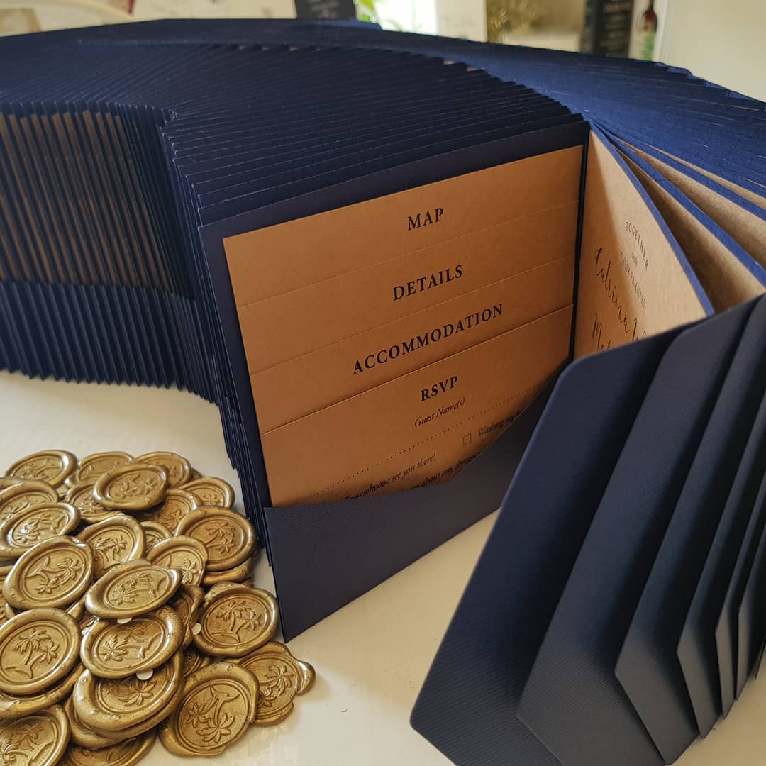 Sleek. #weddinginvitations #weddinginvitationsaustralia #weddingstationery #weddinginspiration #weddingplanning #weddingcalligraphy #weddingdecor #weddingideas #waxsealvideo #waxsealporn #waxsealwednesday #waxstickers #waxsealsticker #waxsealinvitation #waxaddict