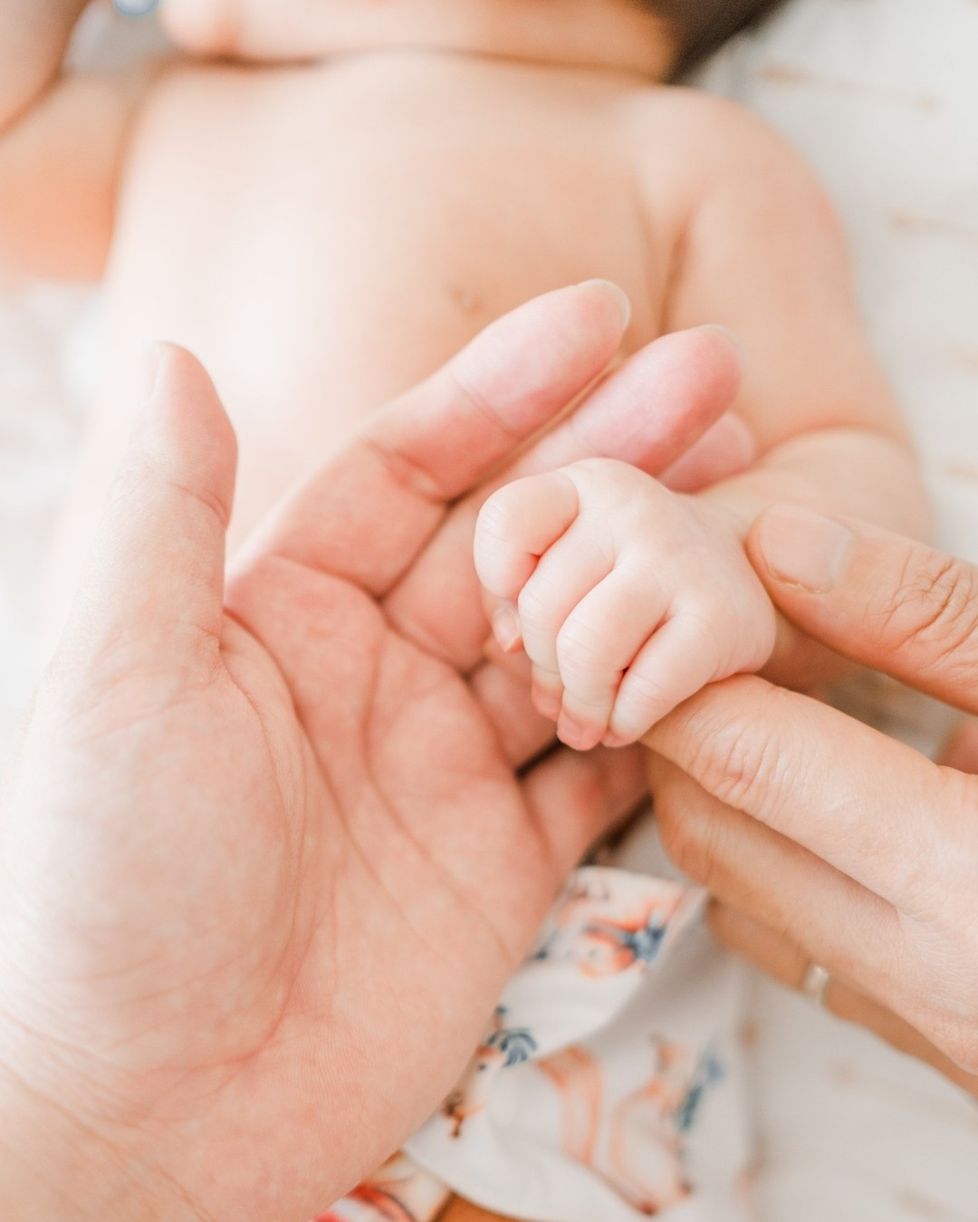 Feel good Fridays. We are obsessed with these tiny fingers ✨
#newbornsession #lifestylephotograpy #blessed #goodstart2022 #babyboy