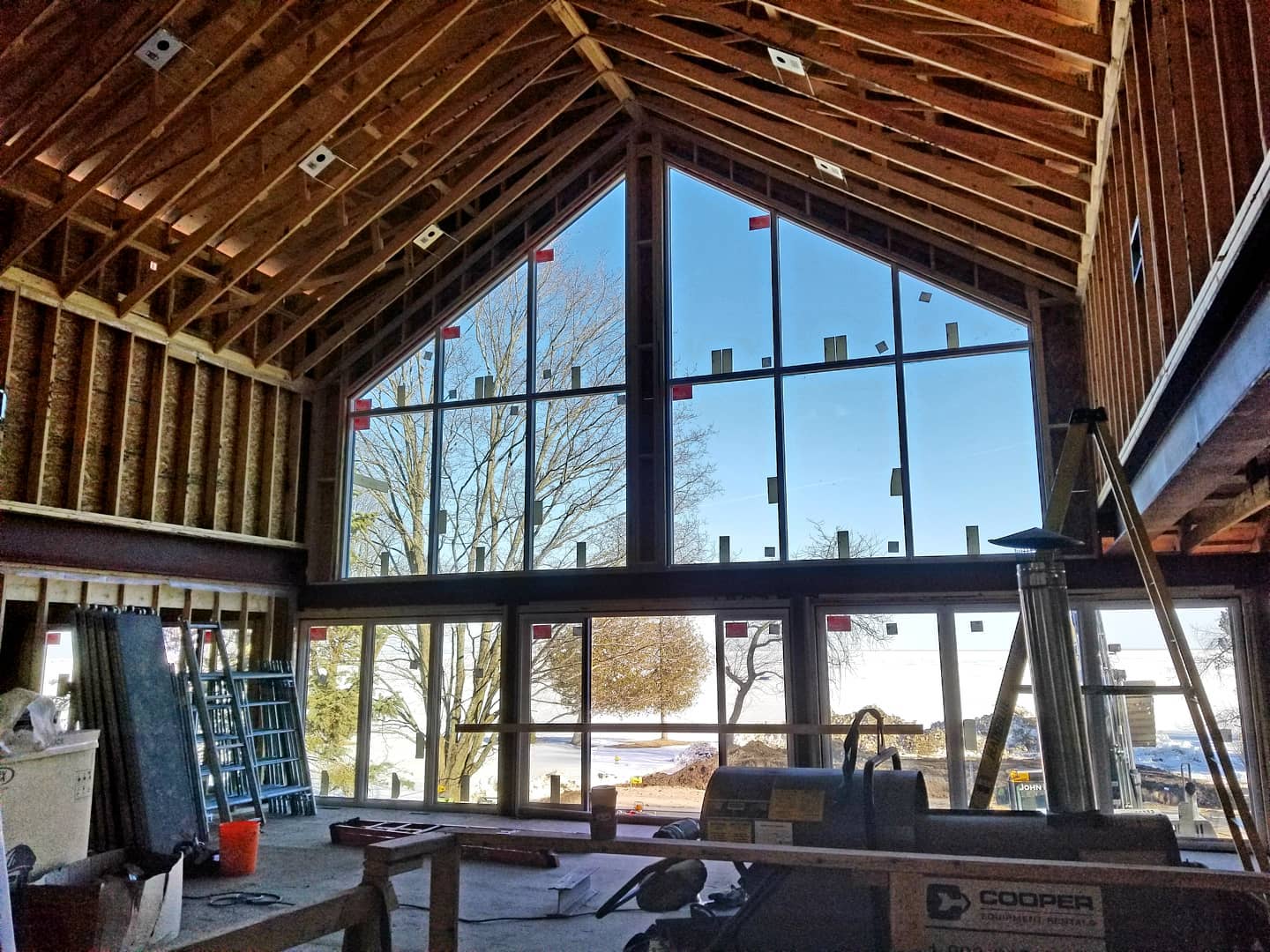 Check out last Fridays structural framing review with insane views of Lake Simcoe! The structure consists of vaulted parallel chord roof trusses to maximize the view, steel frames for lateral stability and 16" deep steel beams to achieve 38 feet clear spans 💪