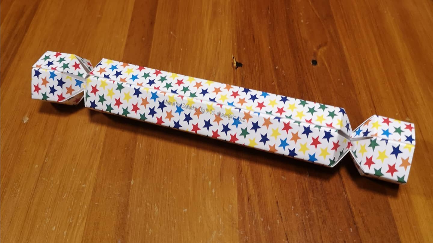 Christmas crackers self locking and NZ made