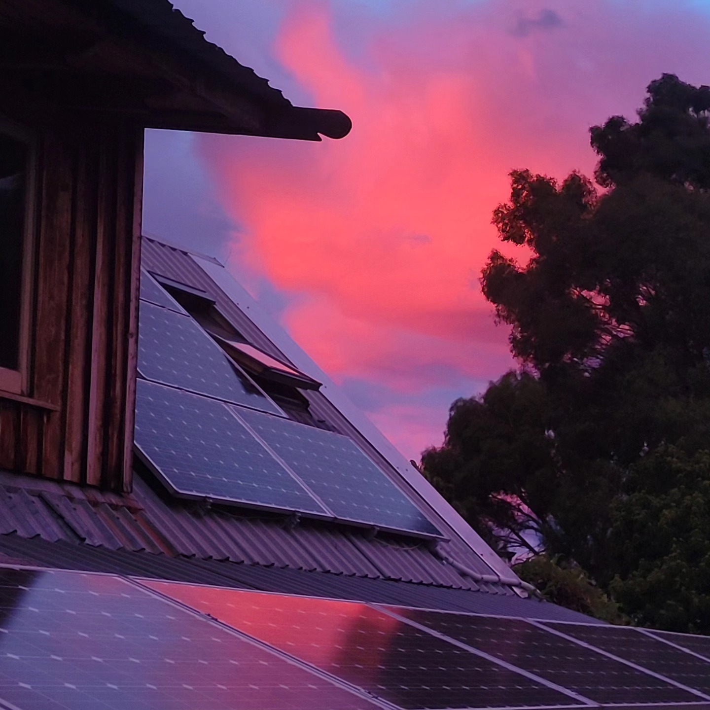 Sunset at Mountain Spirit, living of the grid.
.
.
.@purenewzealand #newzealand #wanaka #lovewanaka @wanaka #mountainspirit #meditation #retreats #yinyoga #experientialeducation
