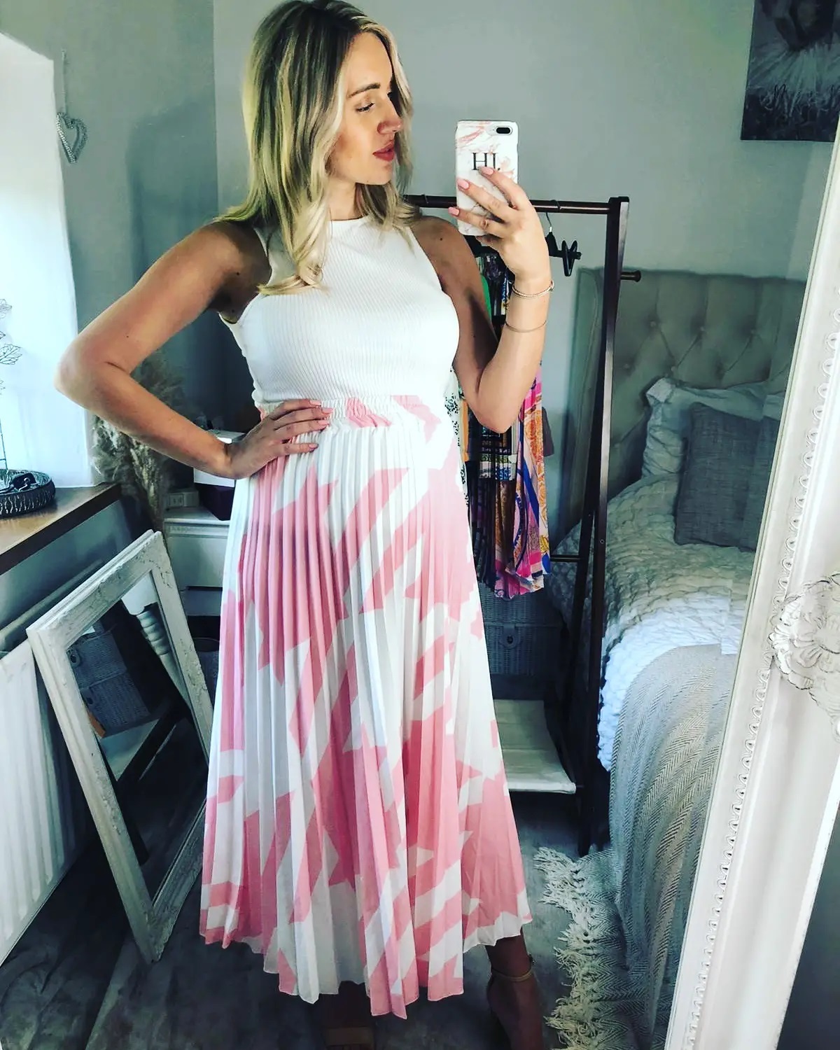 Start of a gorgeous week of weather hopefully! 🌞
We have lots of summery bits online to keep you cool and stylish!
We love this floaty pleated skirt, hangs beautifully with an elasticated waist for comfort. And it's Pink! 💗 Wear with a vest top, tee or even lightweight jumper! Looks great with trainers, sliders or heels. 👠
You can tap to shop, or visit our website to browse!
www.billiesboutique.co.uk 🛍️
#pleatedskirts #dogtoothskirt #pinkskirt #maxiskirt #summerclothes #summerstyle #womansclothing #boutiqueclothing #💗