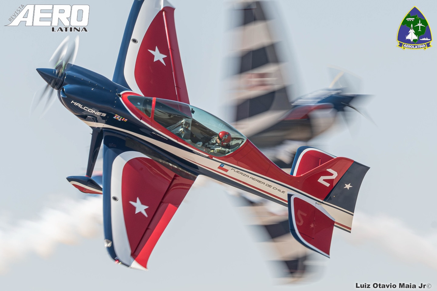 #Tbt Day- Esquadrilha Halcones (Chile)
A “Escuadrilla de Alta Acrobacia Halcones” é uma unidade de elite da Força Aérea Chilena (FACh), dedicada a demonstrações aéreas de alta precisão. Foi oficialmente criada em 14 de janeiro de 1981, com o objetivo de fortalecer os laços entre os militares e a população civil.
Atualmente voam a aeronave GameBird GB-1, realizando voos com cinco aeronaves em suas demonstrações.
A esquadrilha têm como objetivo, demonstrar o profissionalismo, a disciplina e o treinamento dos pilotos da Força Aérea Chilena por meio de manobras acrobáticas altamente complexas.
Gostou de saber mais sobre os Halcones, deixe aqui nos comentários se você quer ver mais curiosidades e imagens de outras esquadrilhas!
#aviation #aviationphotography #halcones #chile